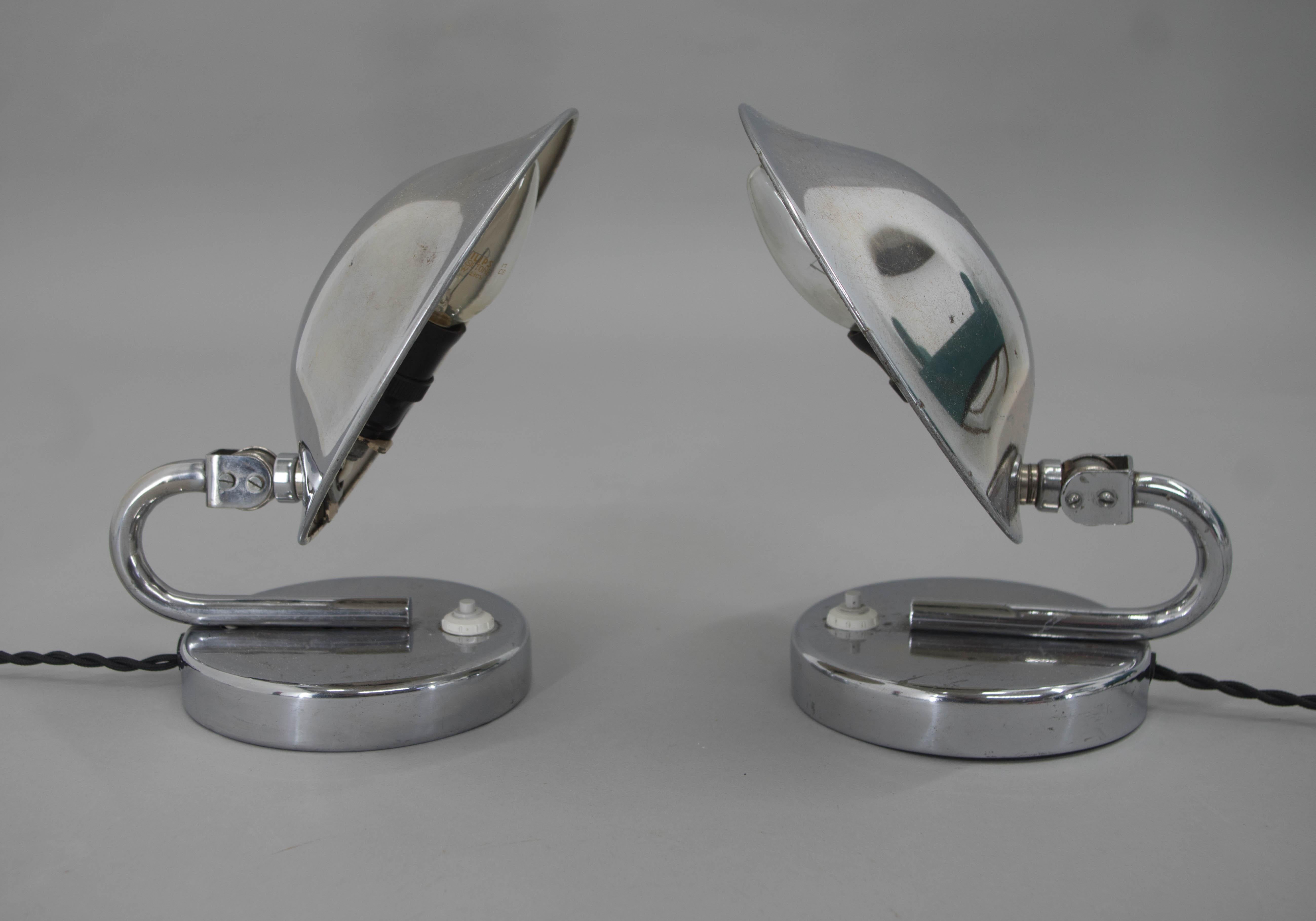 Set of two Functionalist/Bauhaus table or bedside lamps made by Napako in Czechoslovakia in 1930s. Adjustable shade.
Cleaned, rewired: 1x25W, E25-E27 bulbs
US plug adapter included