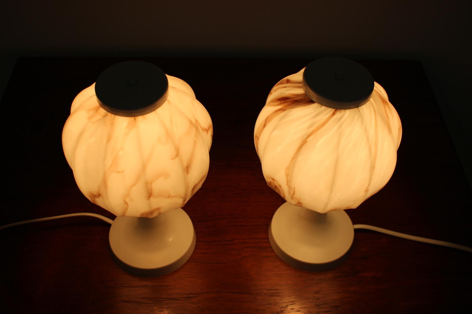 Métal Ensemble de deux lampes de table, 1970 en vente
