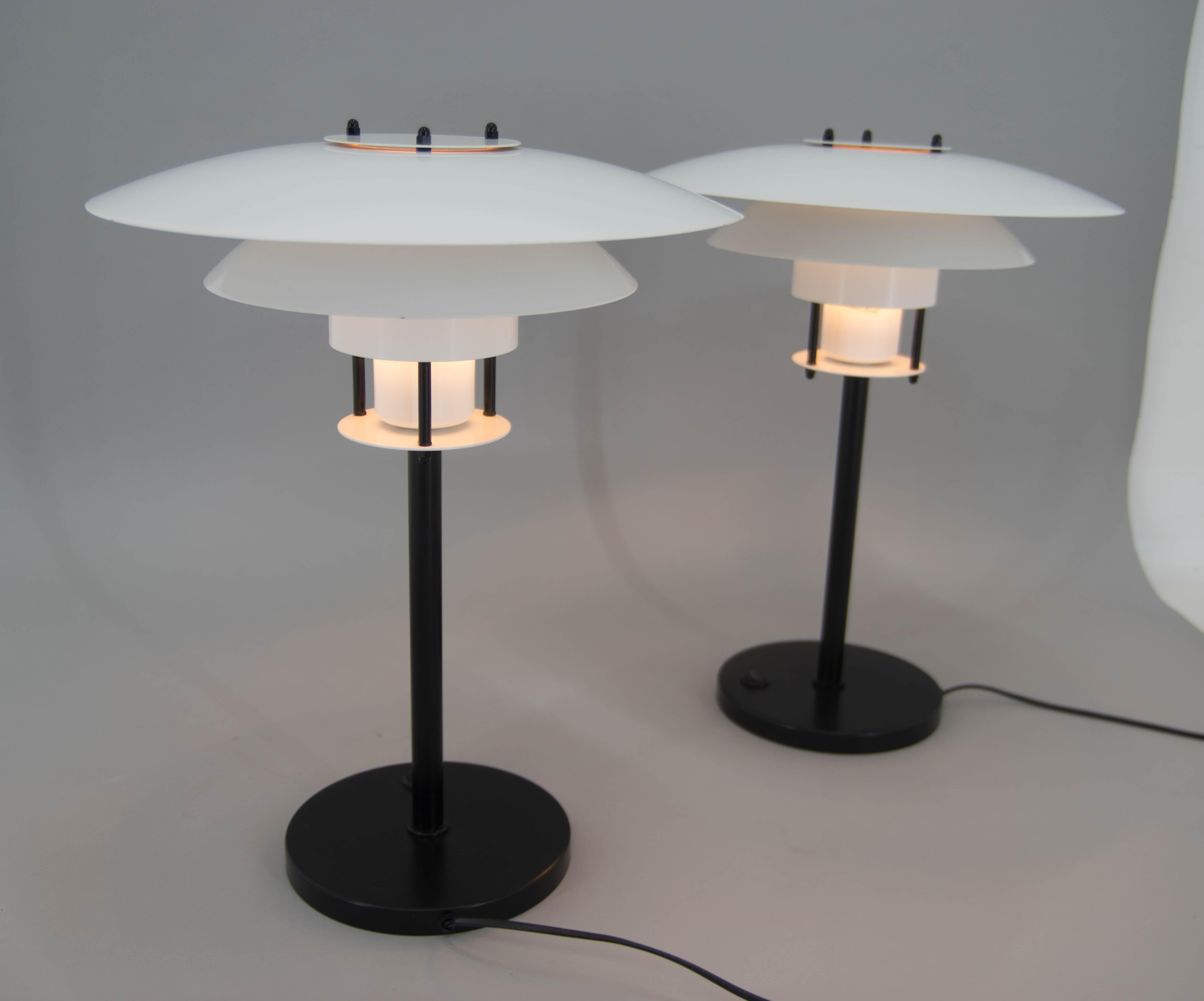 Set of two Danish Laterna Danica table lamps designed by Jorgen Buchwald.
Made of lacquered metal.
Very good original condition.
1x40W
US plug adapter included.