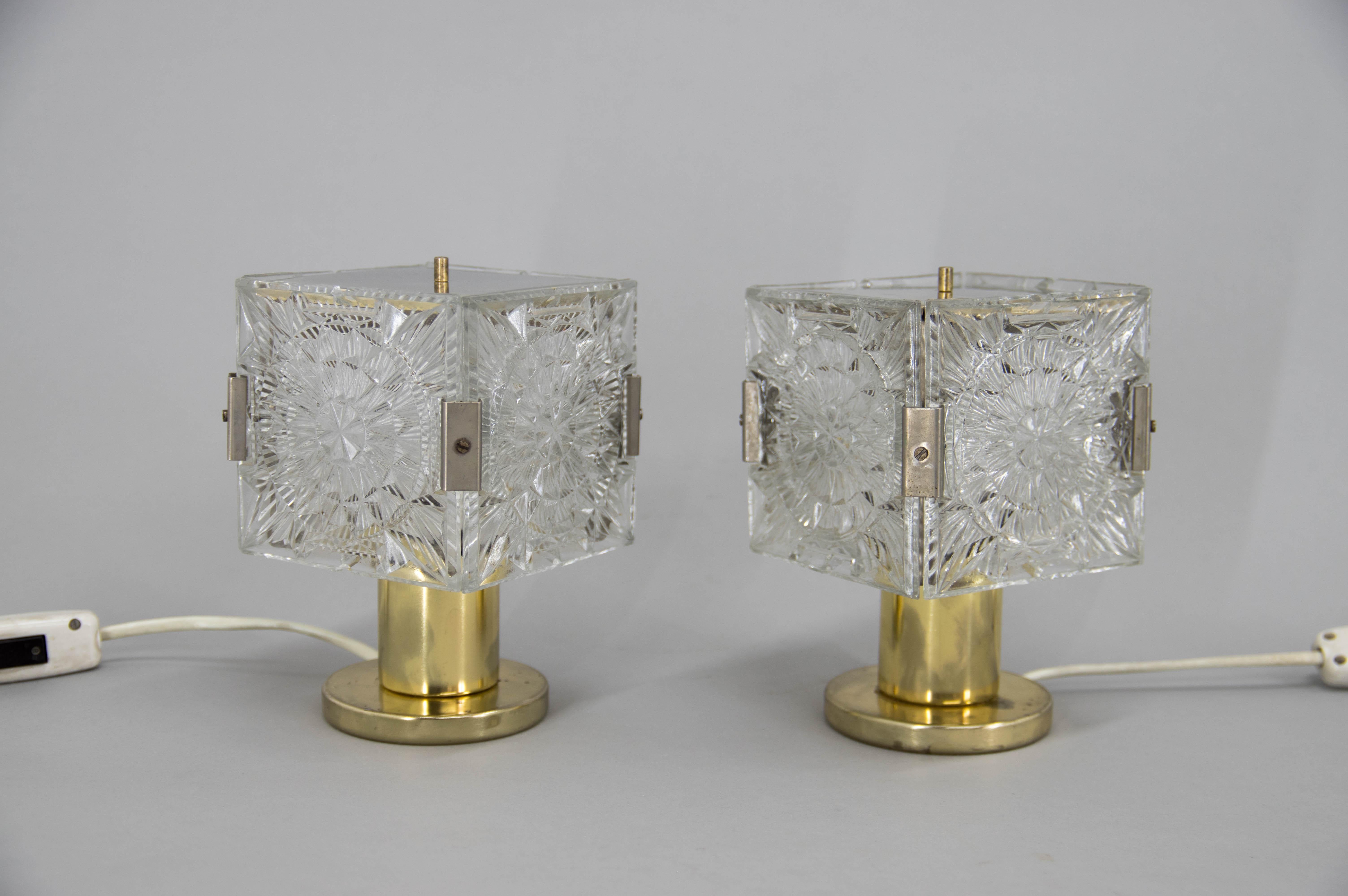 Design table lamps with brass base and glass shades. More sets available.
Very good original condition. Marked by Kamenicky Senov.
1x40W, E25-E27 bulb
US plug adapter included.