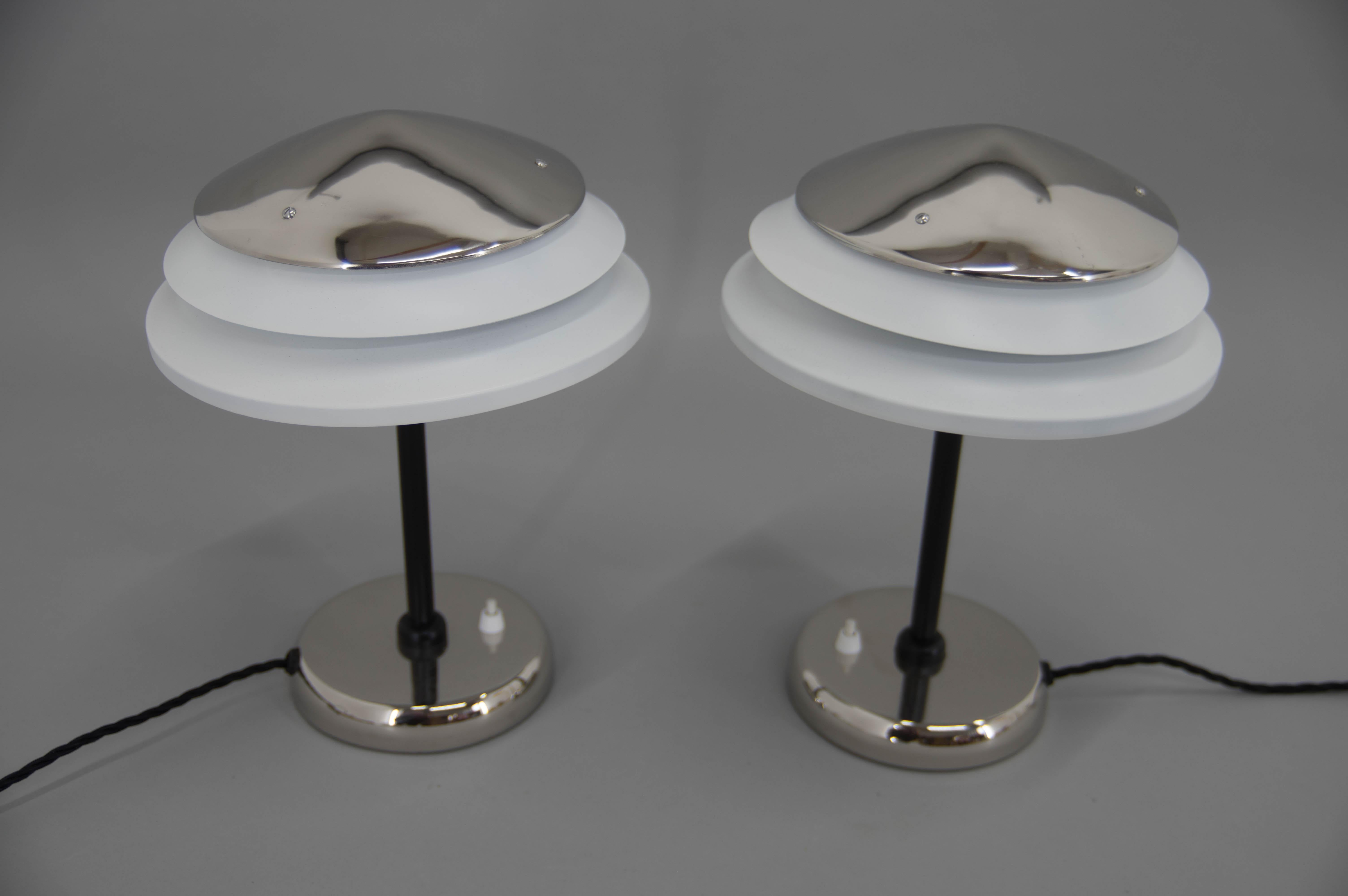 Restaurierter Satz von zwei Tischlampen des Herstellers ZUKOV aus den 1950er Jahren.
Neue Vernickelung und neue schwarz-weiße Farbe.
Neu verkabelt:
1x40W, E25-E27 Glühbirne
Inklusive US-Steckeradapter