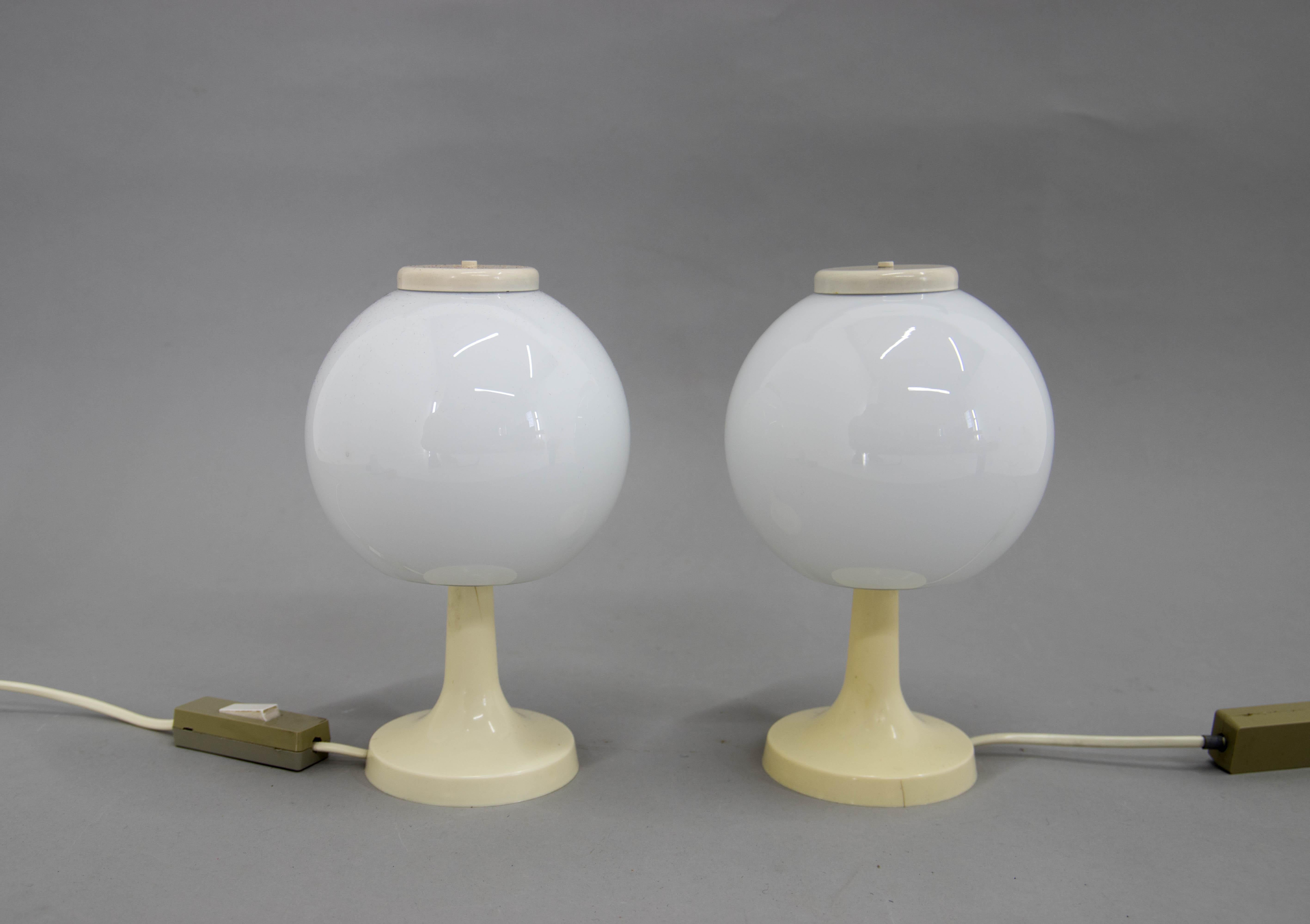 Two Mid-century bedside or table lamps.
Plastic base and milk glass shade.
40W, E12-E14 bulbs
US plug adapter included