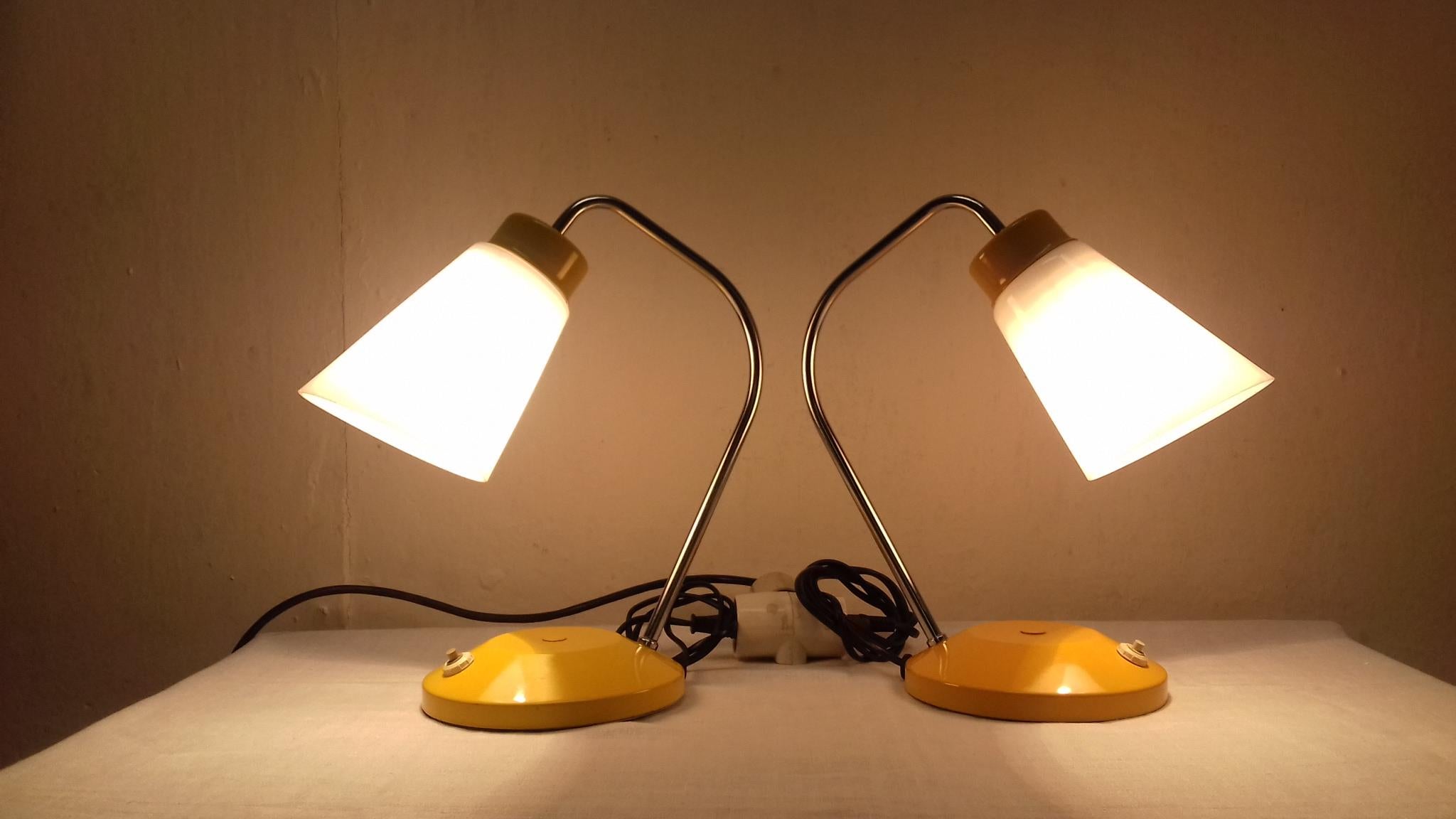 Juego de dos lámparas de mesa/ Lidokov Boskovice, Checoslovaquia en venta 3