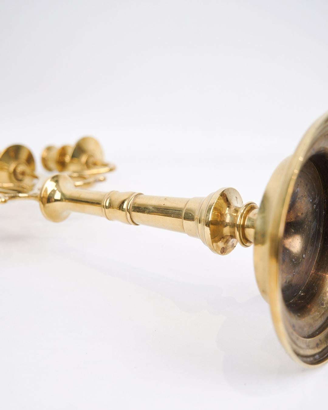 Set di due candelabri alti a cinque braccia in ottone degli anni '20 in vendita 3