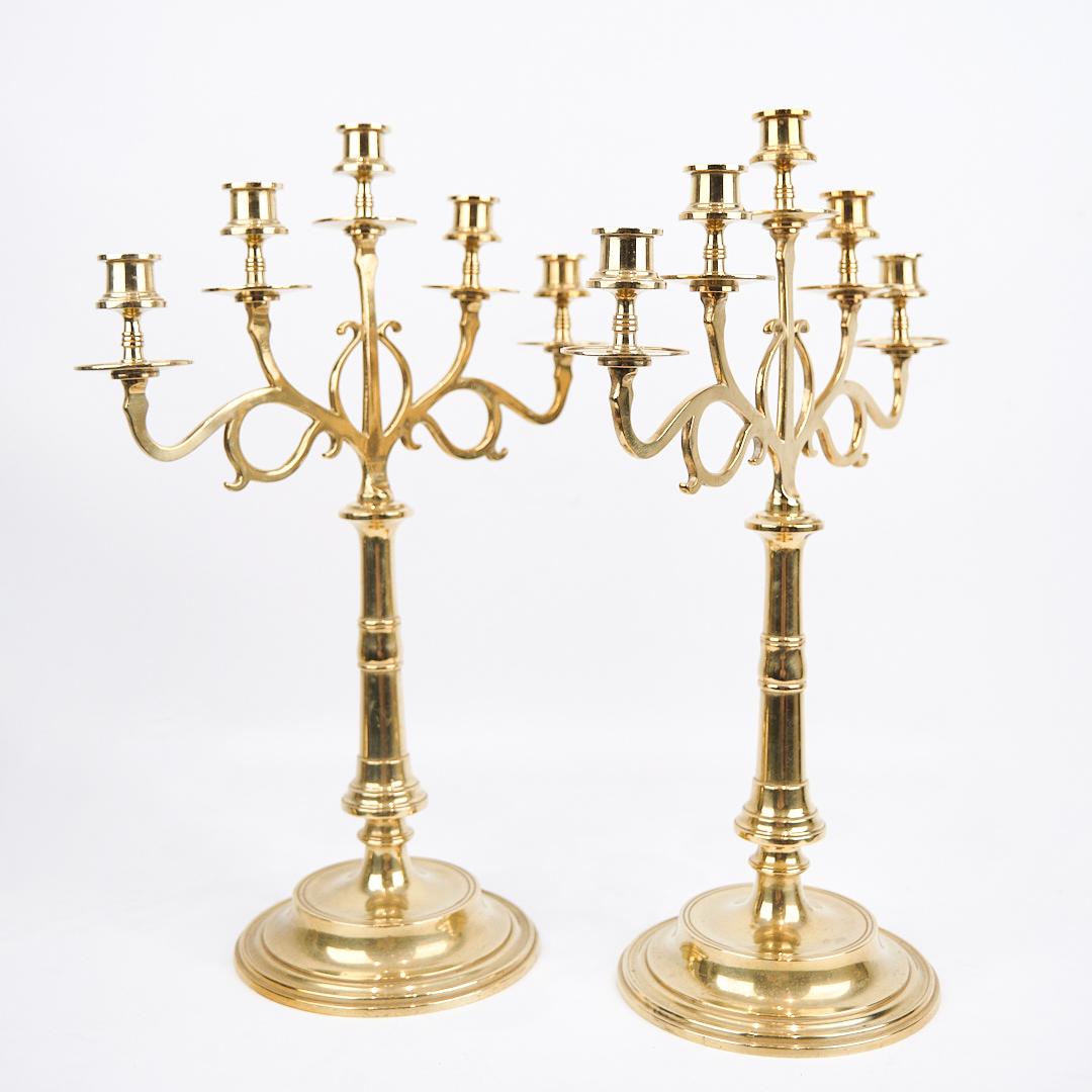 Set di due candelabri a cinque braccia in ottone degli anni '20. Design classico con bracci splendidamente curvati e patina dorata.

- Periodo: 1920s
- Tipo: Candelieri da chiesa a cinque braccia
- Materiale: Ottone
- Quantità: 2 pezzi
- Dimensioni: