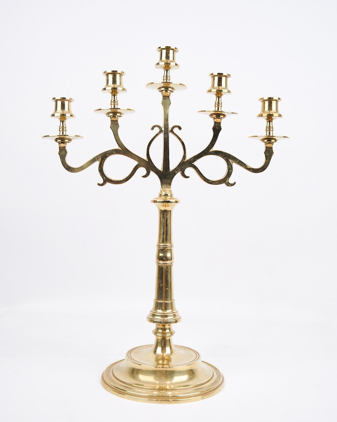 Mid-Century moderno Set di due candelabri alti a cinque braccia in ottone degli anni '20 in vendita