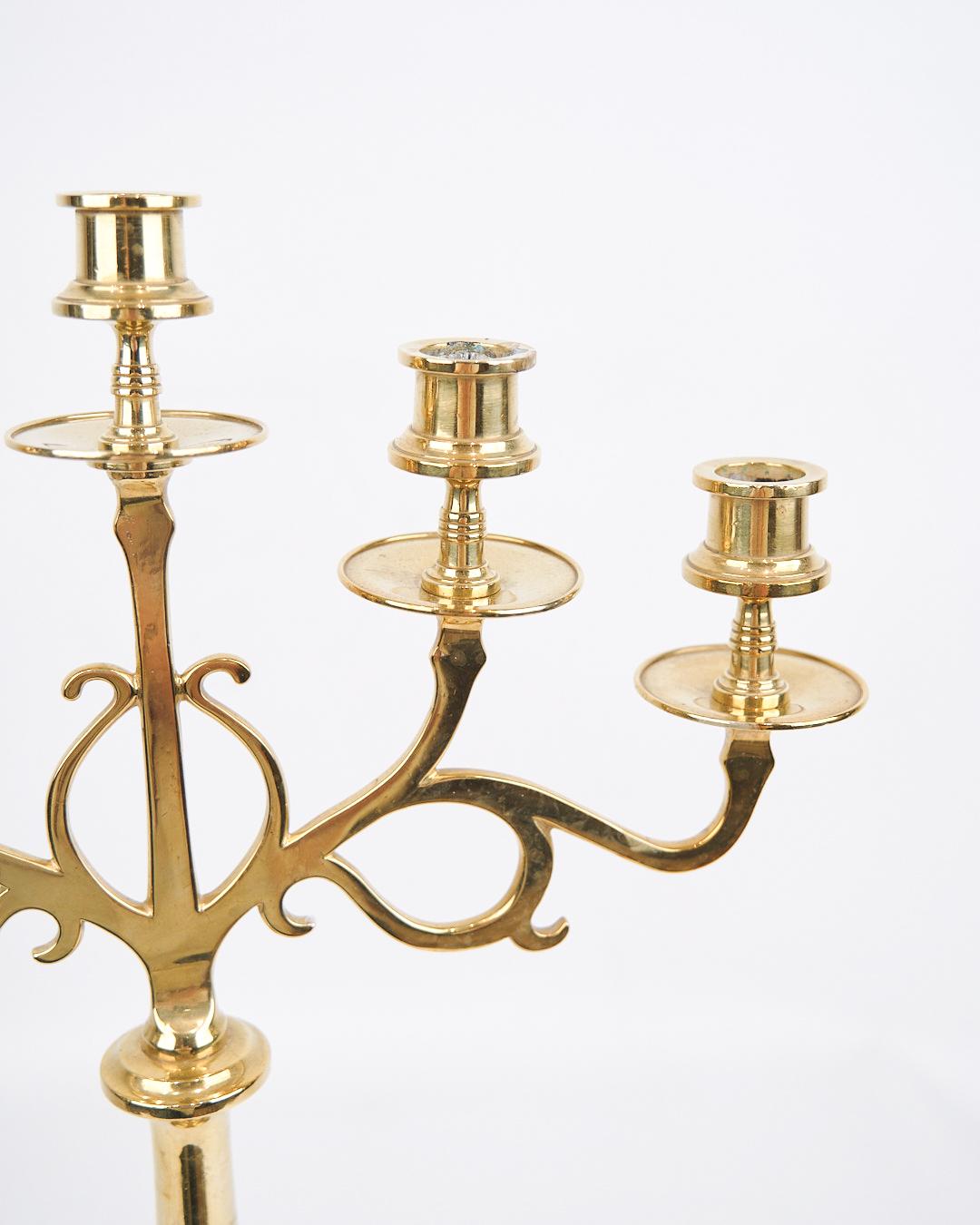 Sconosciuto Set di due candelabri alti a cinque braccia in ottone degli anni '20 in vendita