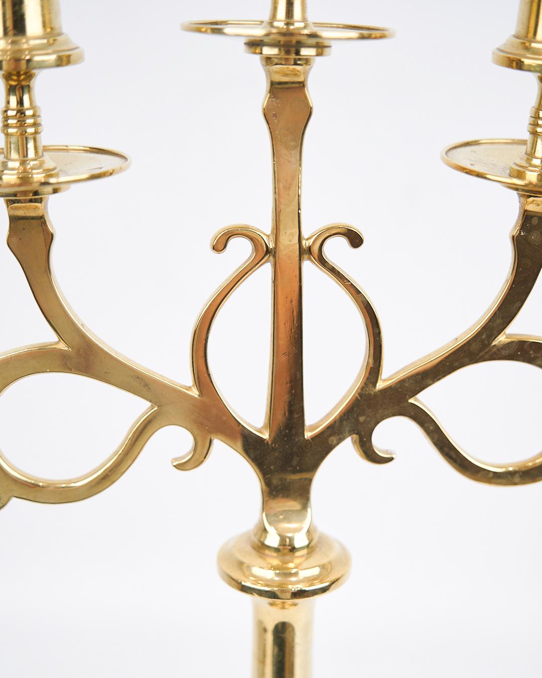 Set di due candelabri alti a cinque braccia in ottone degli anni '20 In condizioni buone in vendita a Lejre, DK