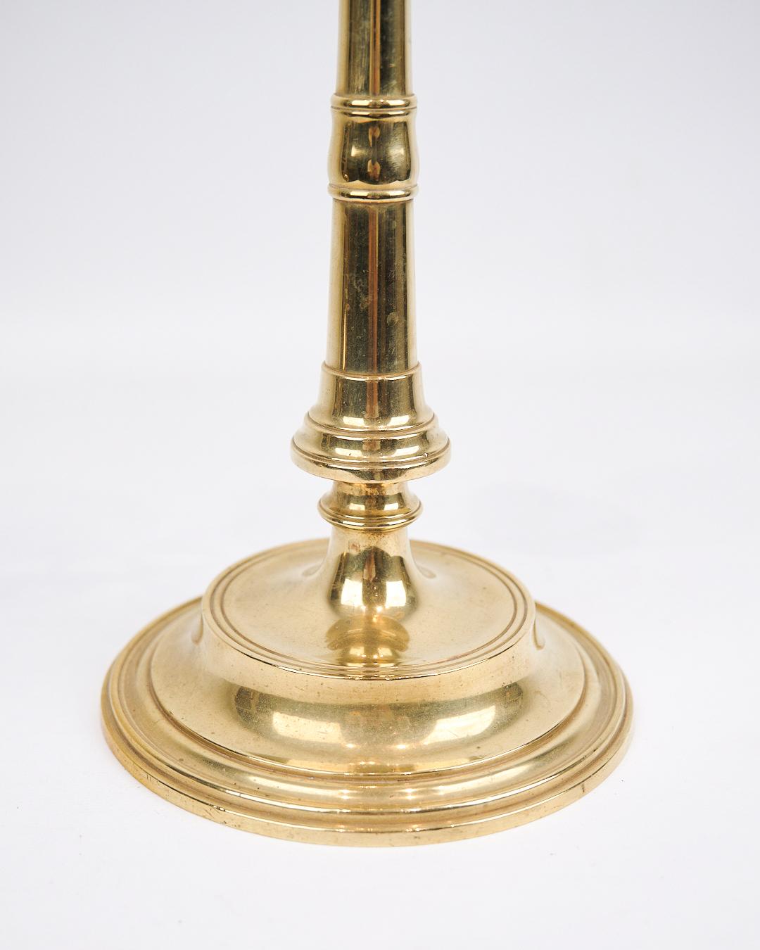 Inizio XX secolo Set di due candelabri alti a cinque braccia in ottone degli anni '20 in vendita