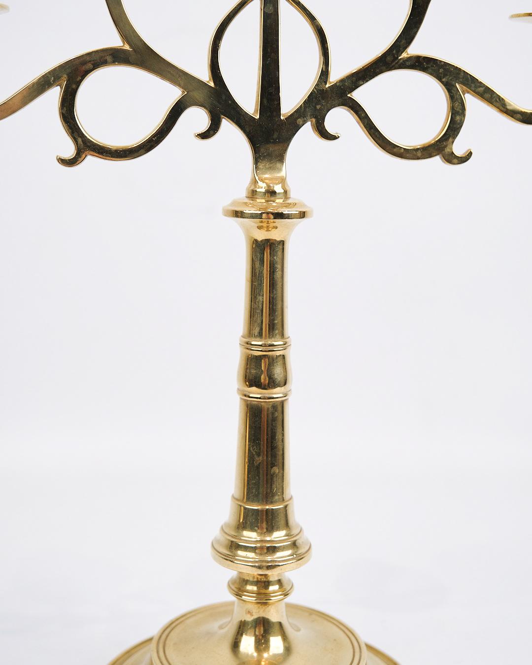 Ottone Set di due candelabri alti a cinque braccia in ottone degli anni '20 in vendita