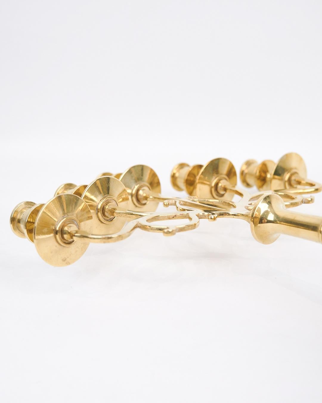 Set di due candelabri alti a cinque braccia in ottone degli anni '20 in vendita 1