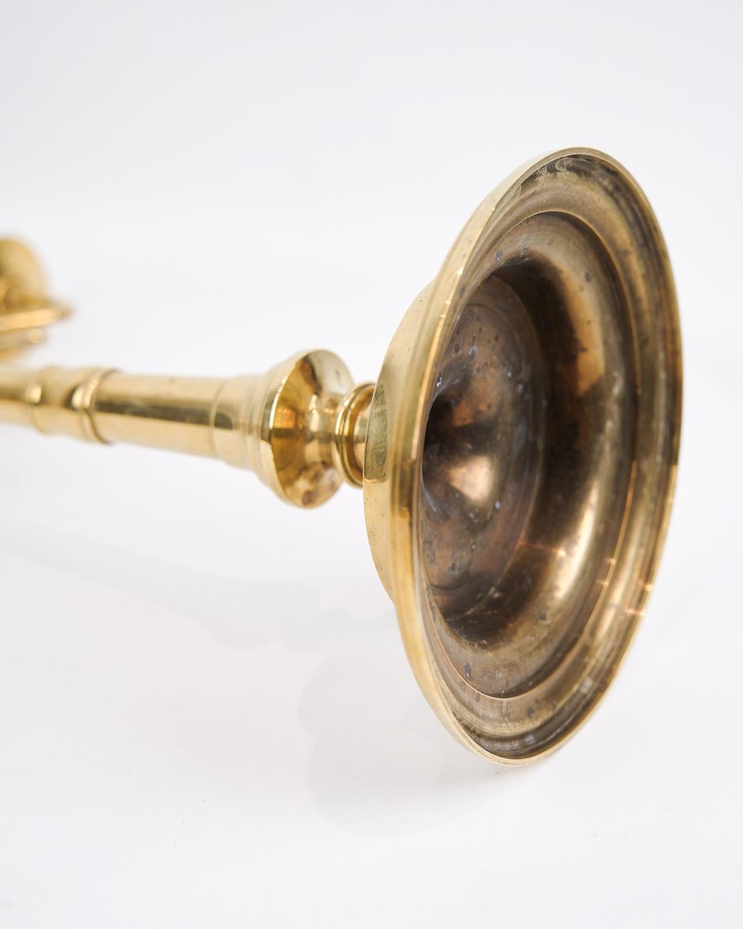 Set di due candelabri alti a cinque braccia in ottone degli anni '20 in vendita 2