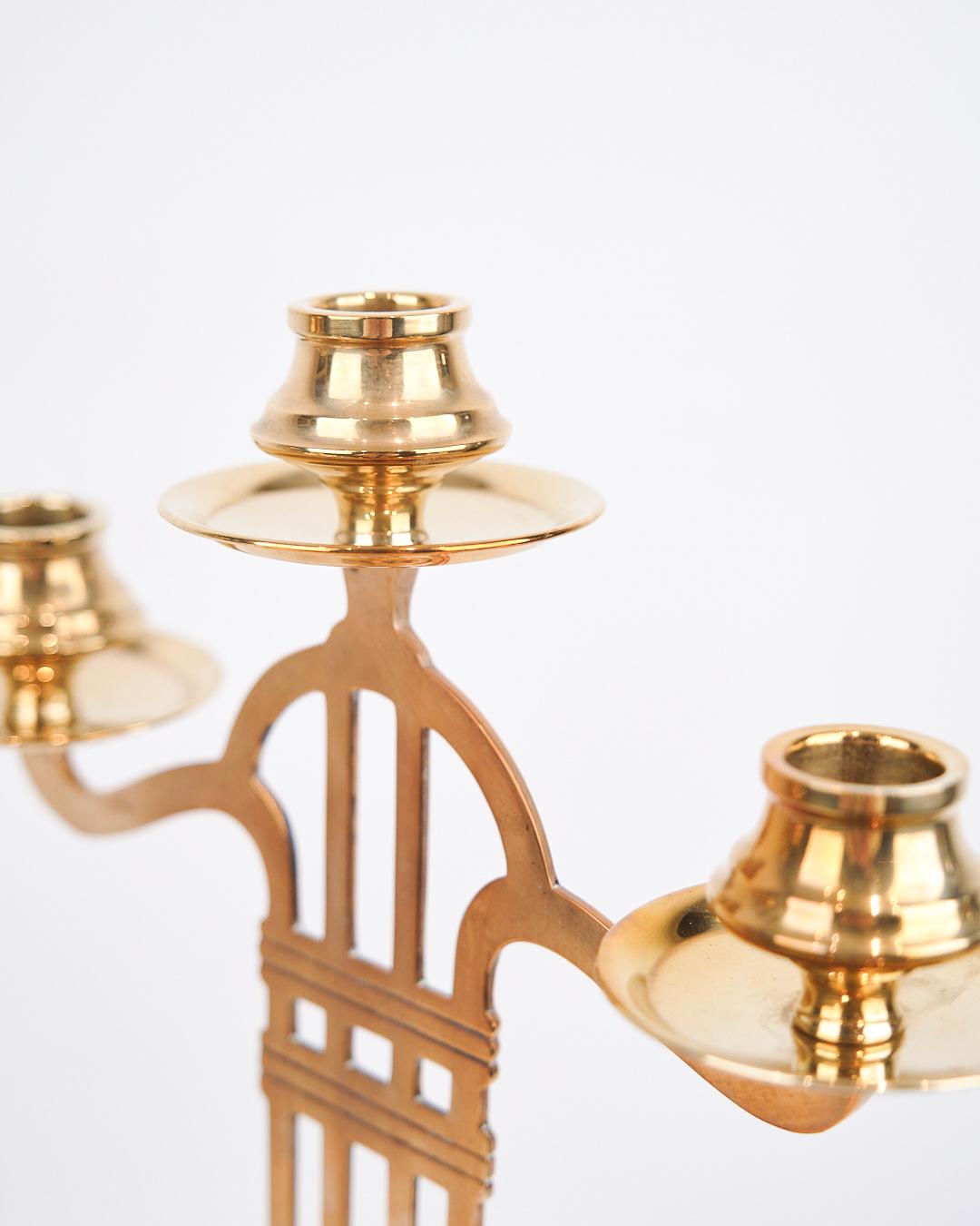 Set di due candelieri alti a tre bracci in ottone degli anni '20 in stile Art Nouveau.

- Periodo: 1920s
- Stile: Art Nouveau
- Materiale: Ottone
- Quantità: 2 pezzi
- Dimensioni: H: 43 cm, L: 30 cm, P: 13 cm
- Condit: Sembra in ottime condizioni