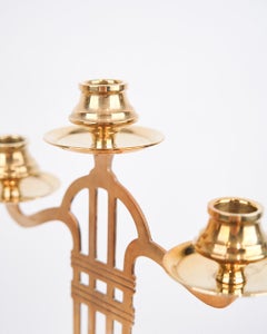 Juego de dos candeleros altos de tres brazos de latón de estilo Art Nouveau