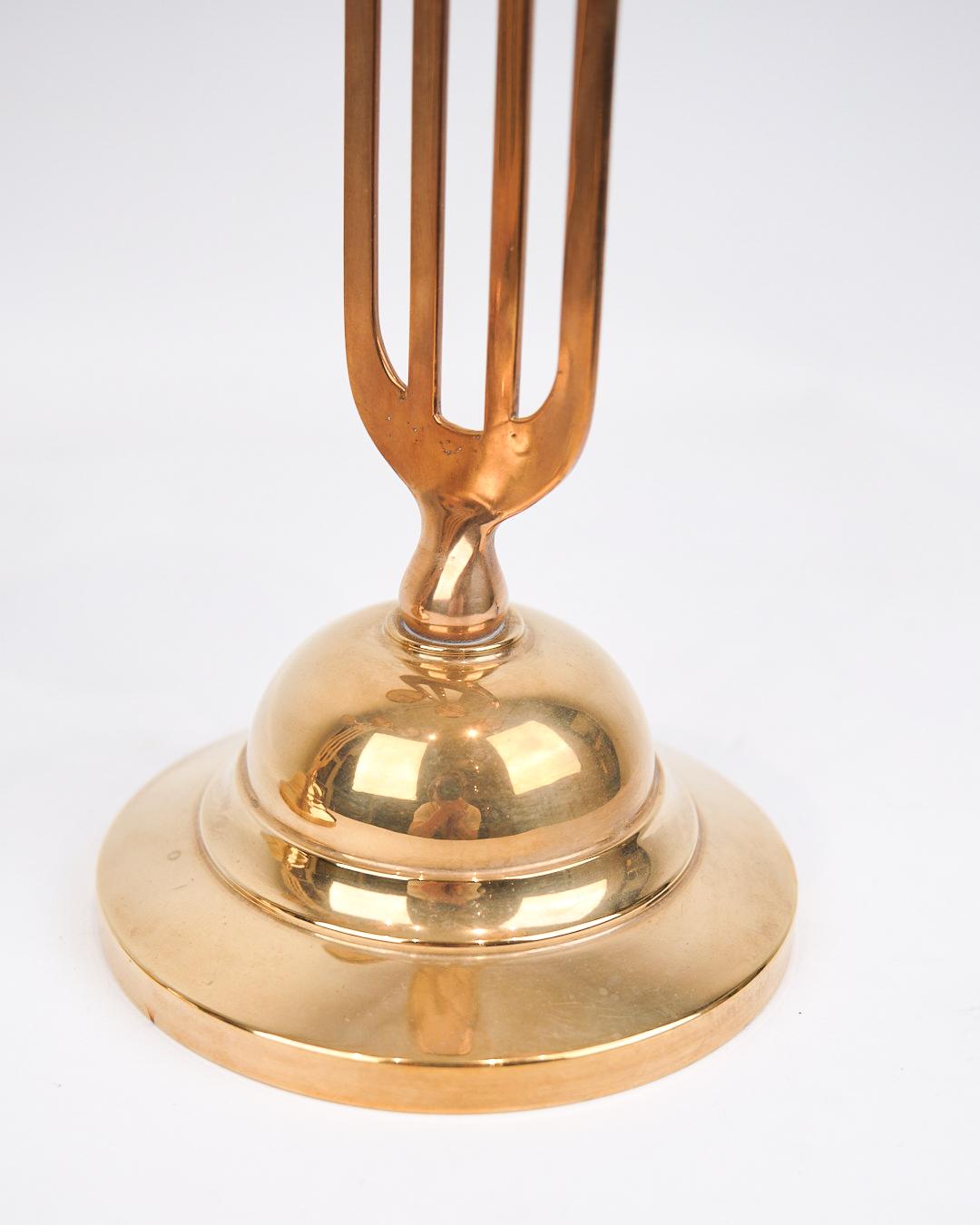 Inizio XX secolo Set di due candelieri alti a tre braccia in ottone in stile Art Nouveau in vendita