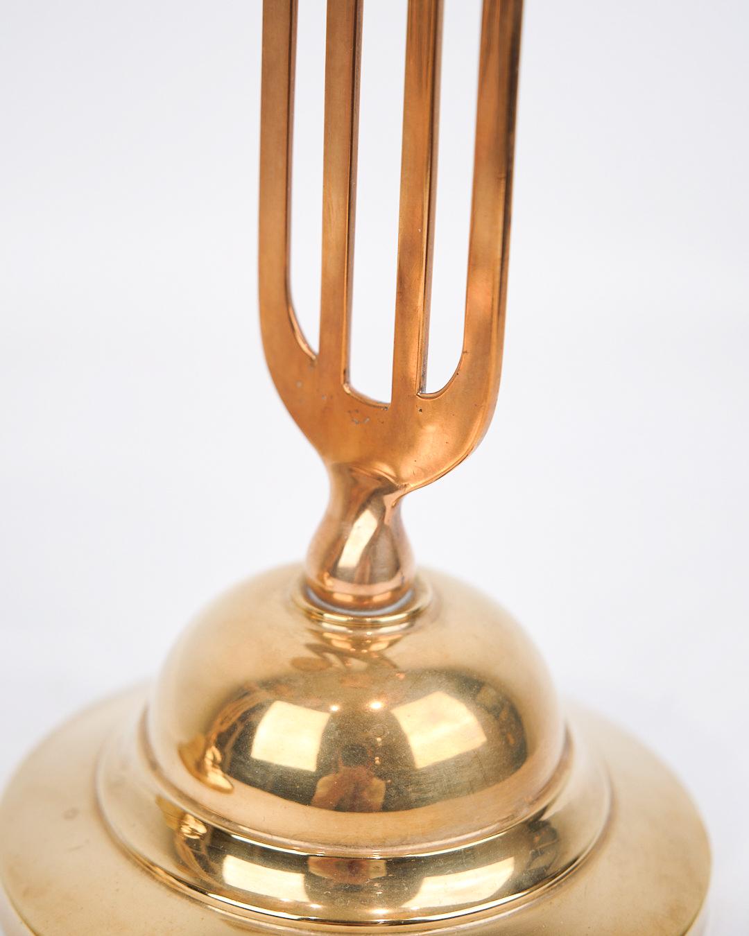 Ottone Set di due candelieri alti a tre braccia in ottone in stile Art Nouveau in vendita