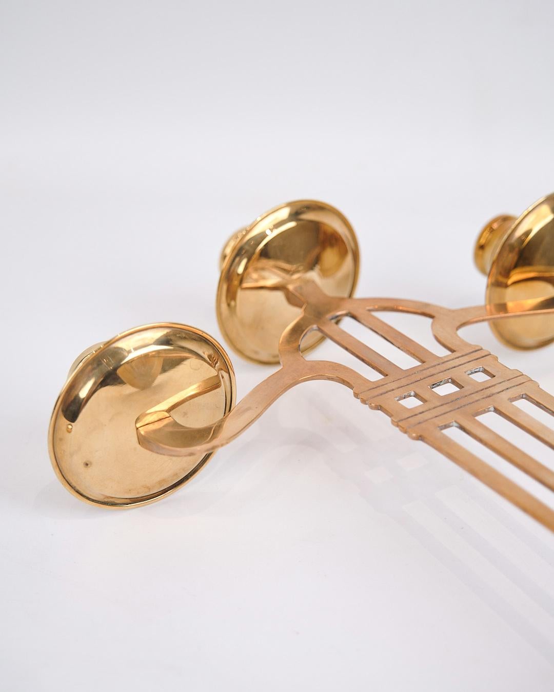 Set di due candelieri alti a tre braccia in ottone in stile Art Nouveau in vendita 1