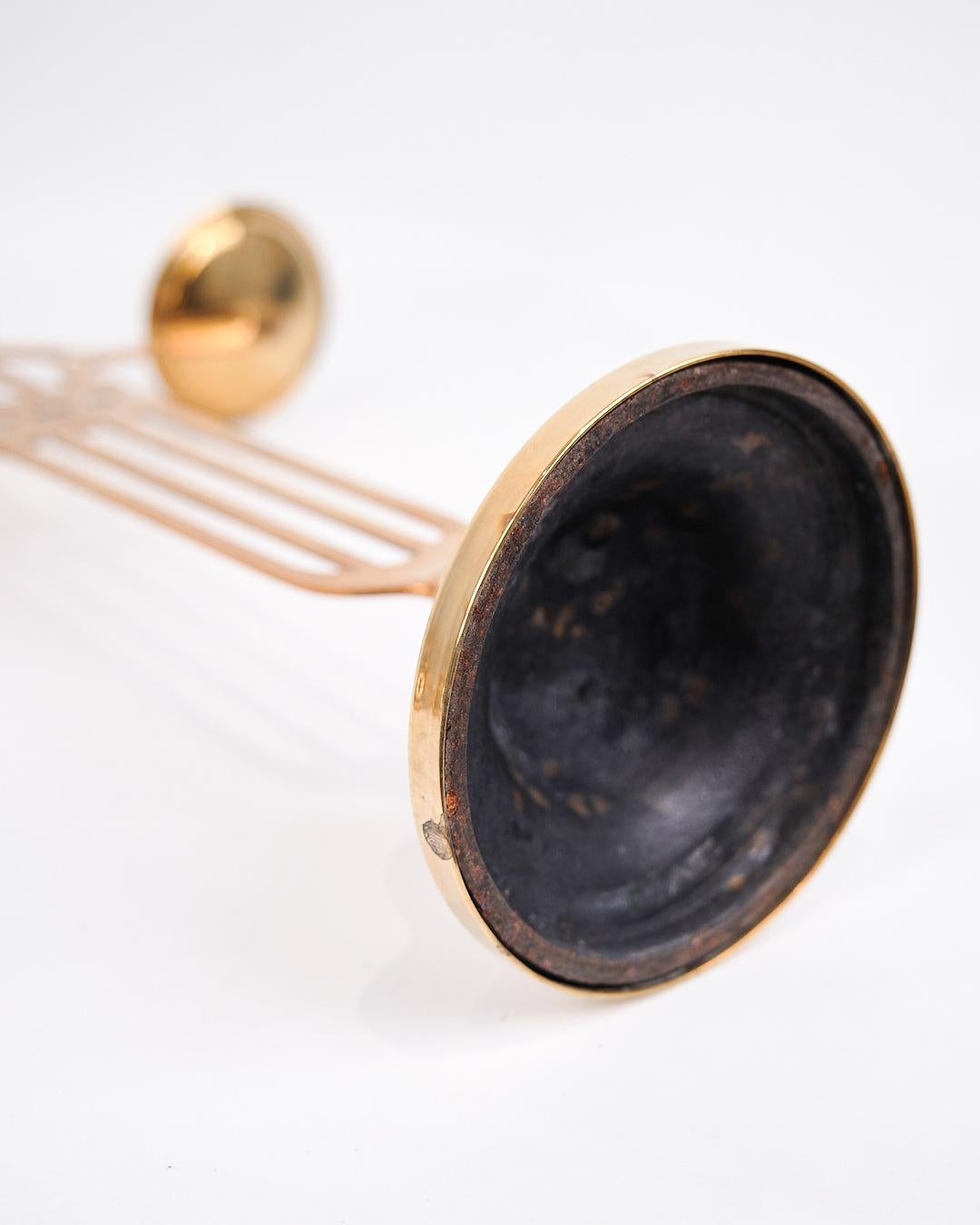 Set di due candelieri alti a tre braccia in ottone in stile Art Nouveau in vendita 2