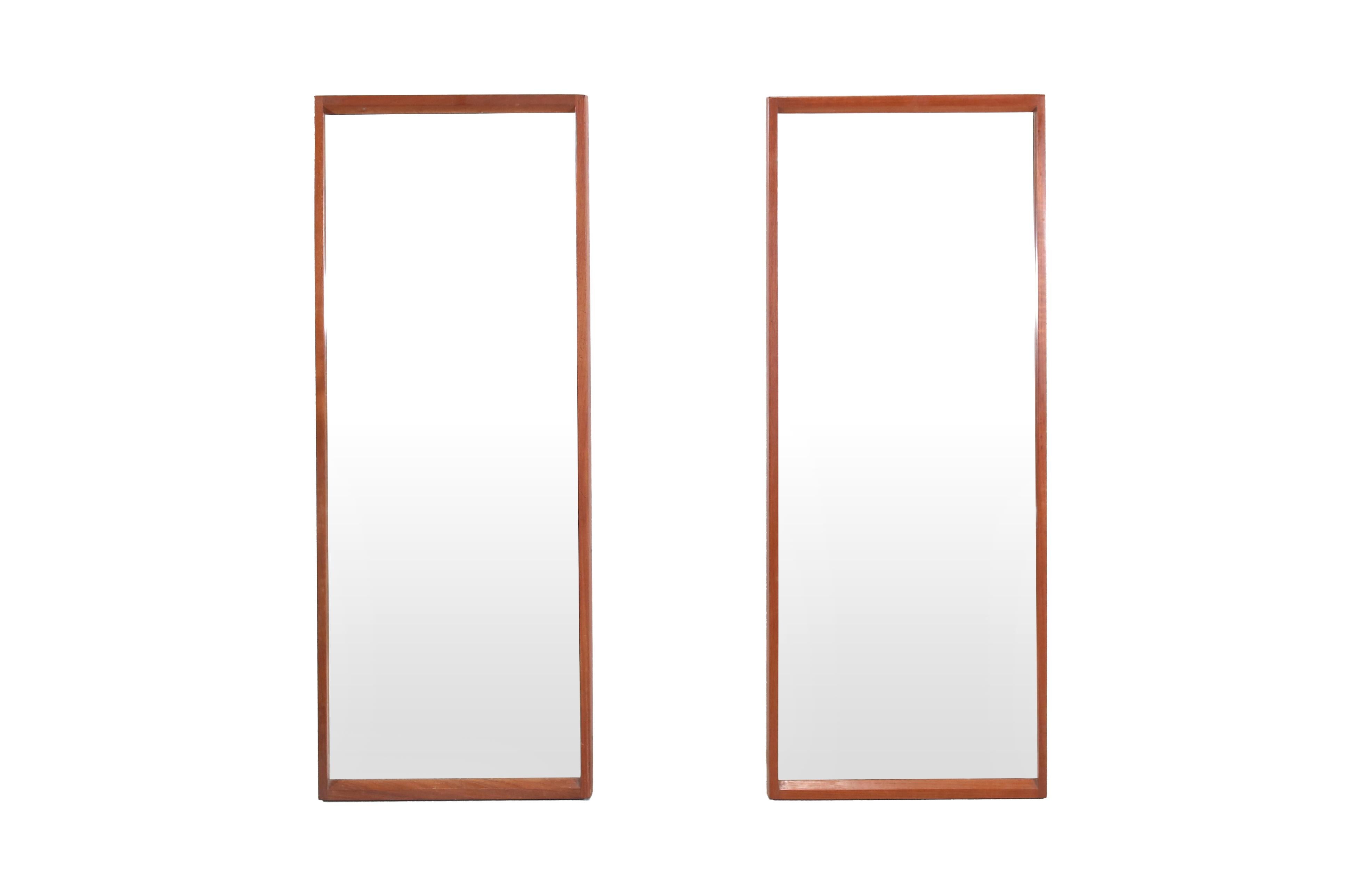 Très bel ensemble de deux miroirs en teck massif conçu par Kai Kristiansen et produit par Aksel Kjersgaard à Odder au Danemark. Ces miroirs sont marqués au dos et présentent des détails fantastiques. Par exemple, ce miroir a un raccord en bois