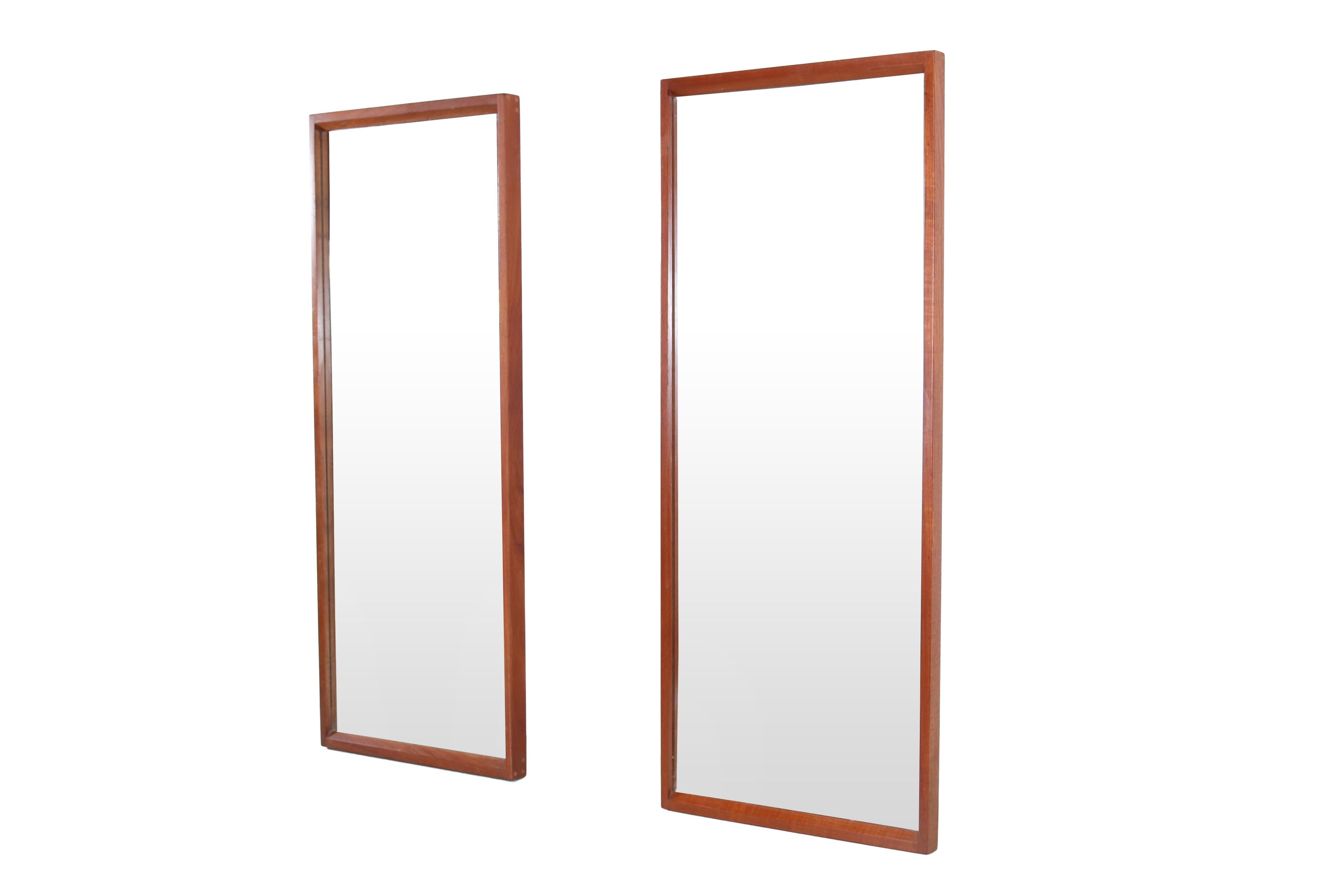 Scandinave moderne Ensemble de deux miroirs de design danois en teck par Aksel Kjersgaard, Modèle 145 en vente