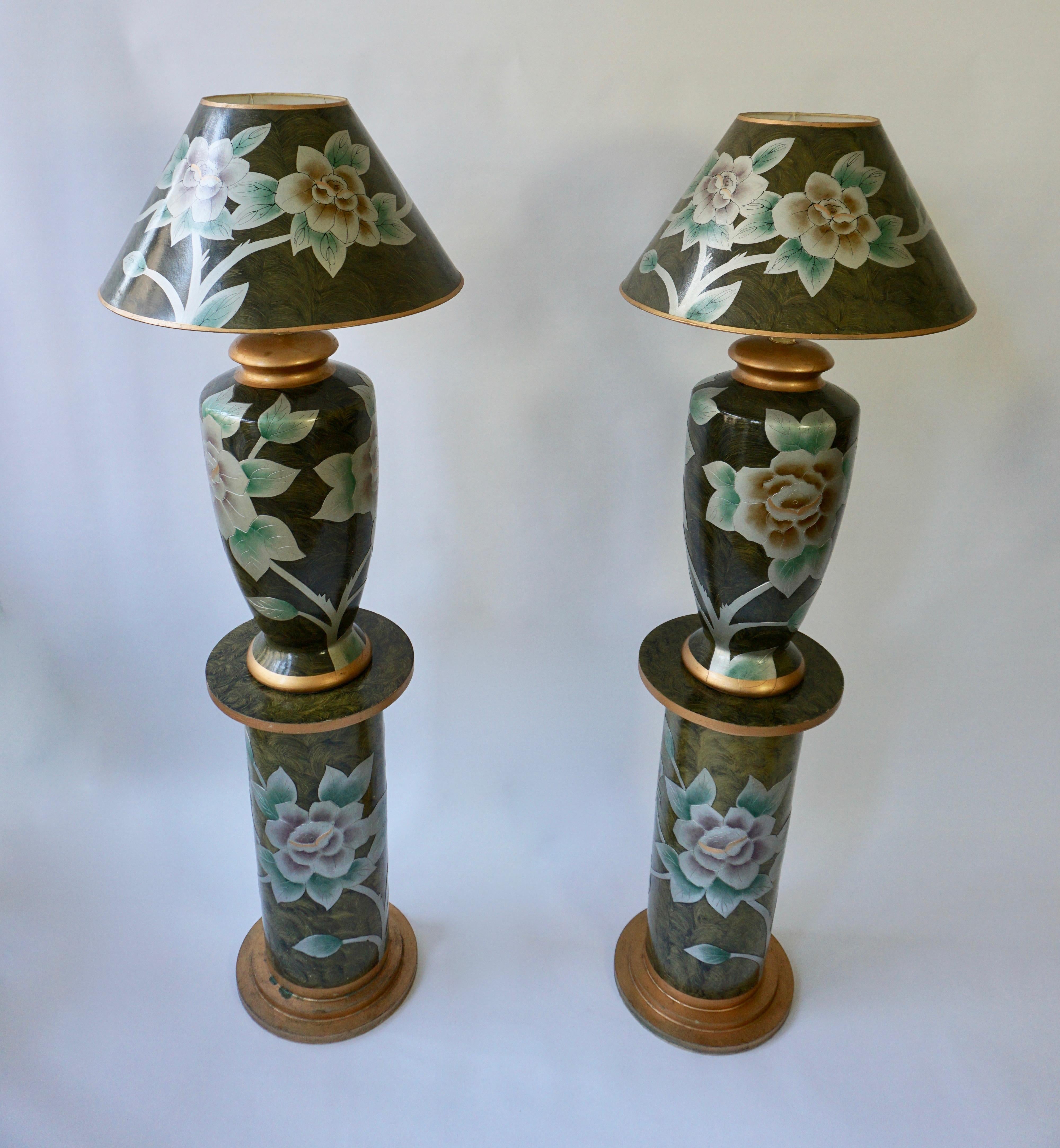 Set aus zwei Terrakotta-Tischlampen auf Säulen (Hollywood Regency) im Angebot