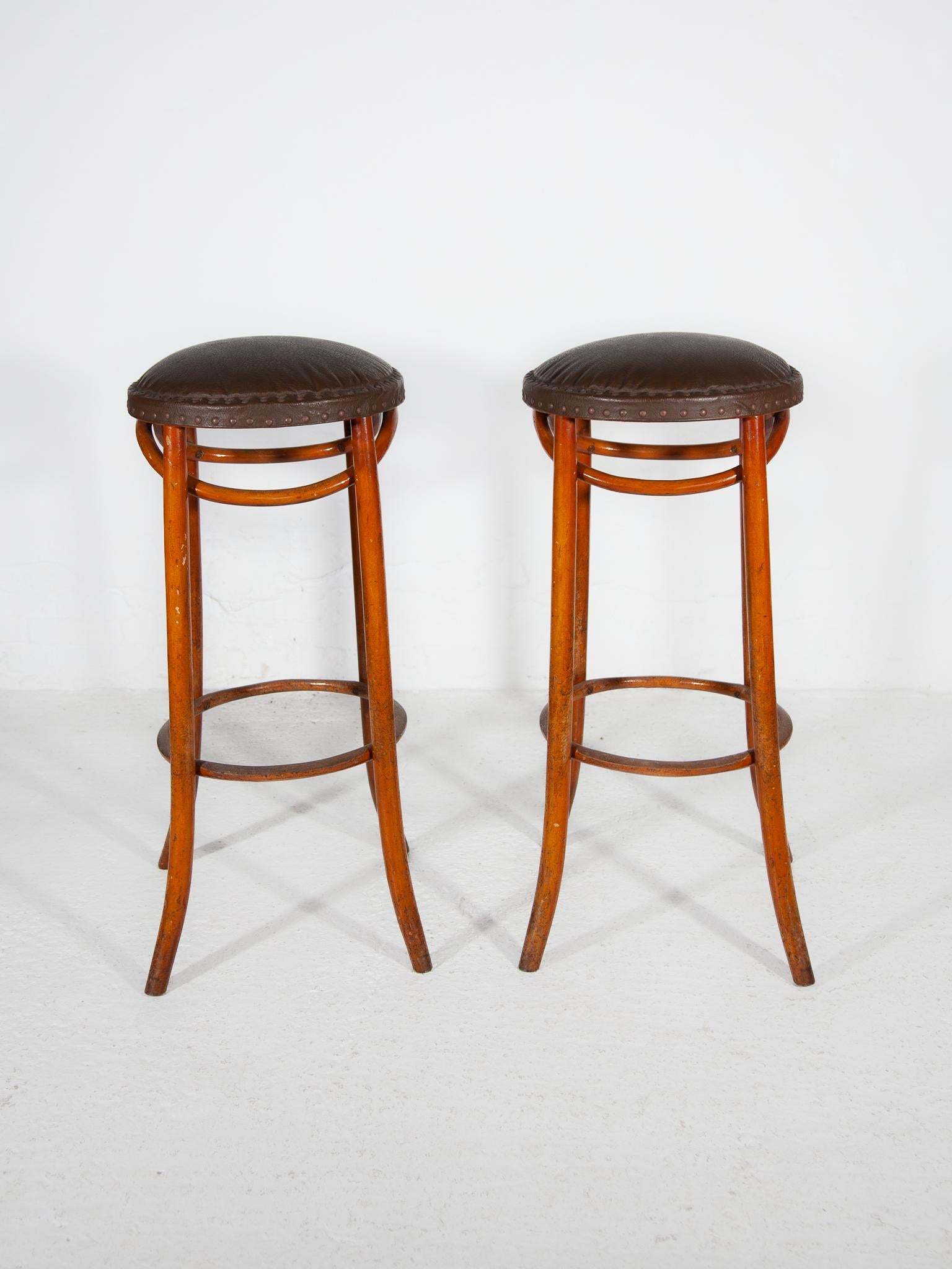 Set of Two Thonet Bentwood Cafe Bar Stools and Padded Leather Seat. In Good Condition In Antwerp, BE