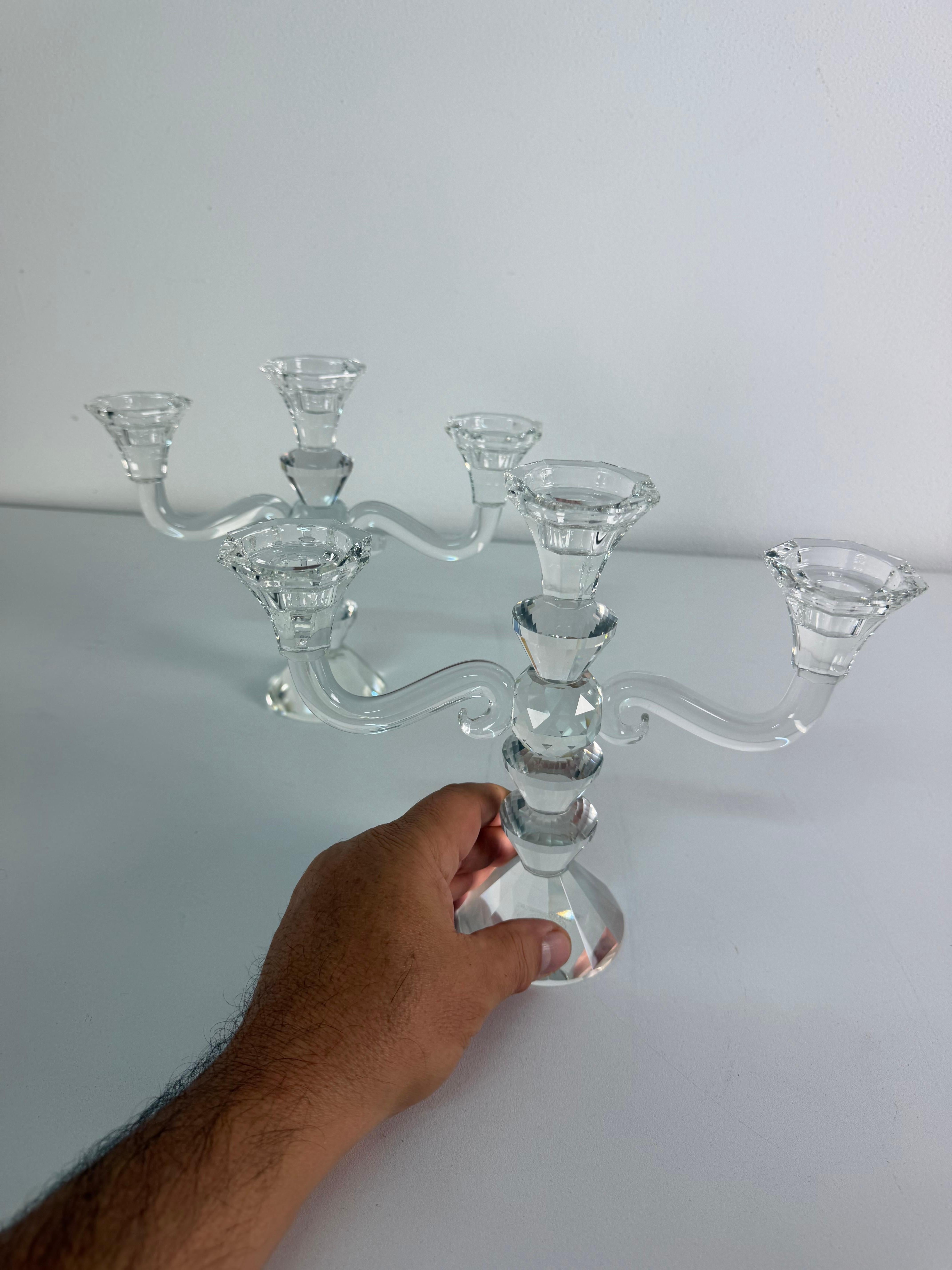 Set di due candelabri a tre luci in cristallo sfaccettato, con scatole regalo, anni '80
Scorte non danneggiate e non vendute.
Larghezza 26 cm, profondità 7,5 cm, altezza 22 cm.