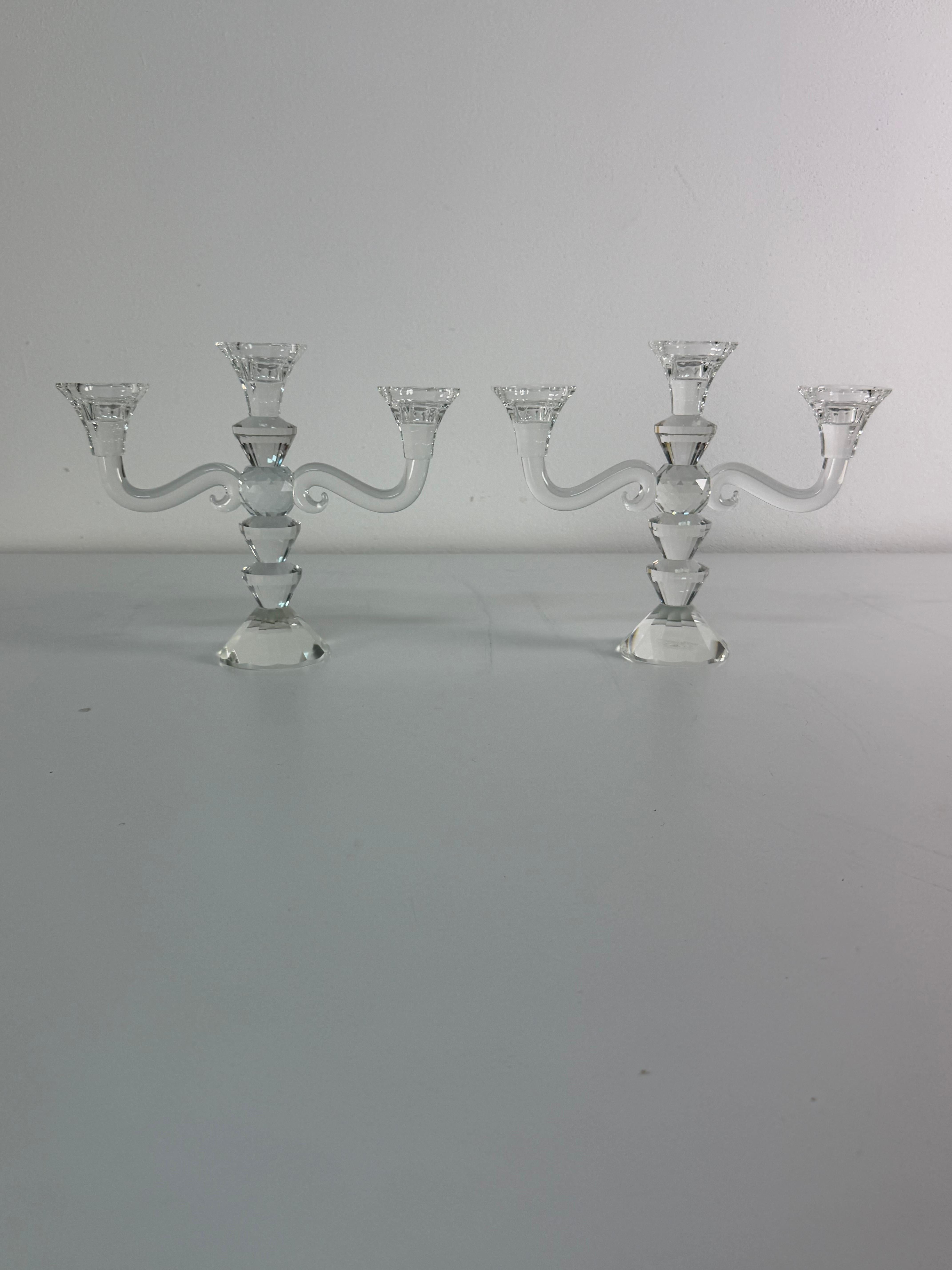 Italiano Set di due candelabri a tre luci in cristallo sfaccettato, con scatole regalo, anni '80 in vendita