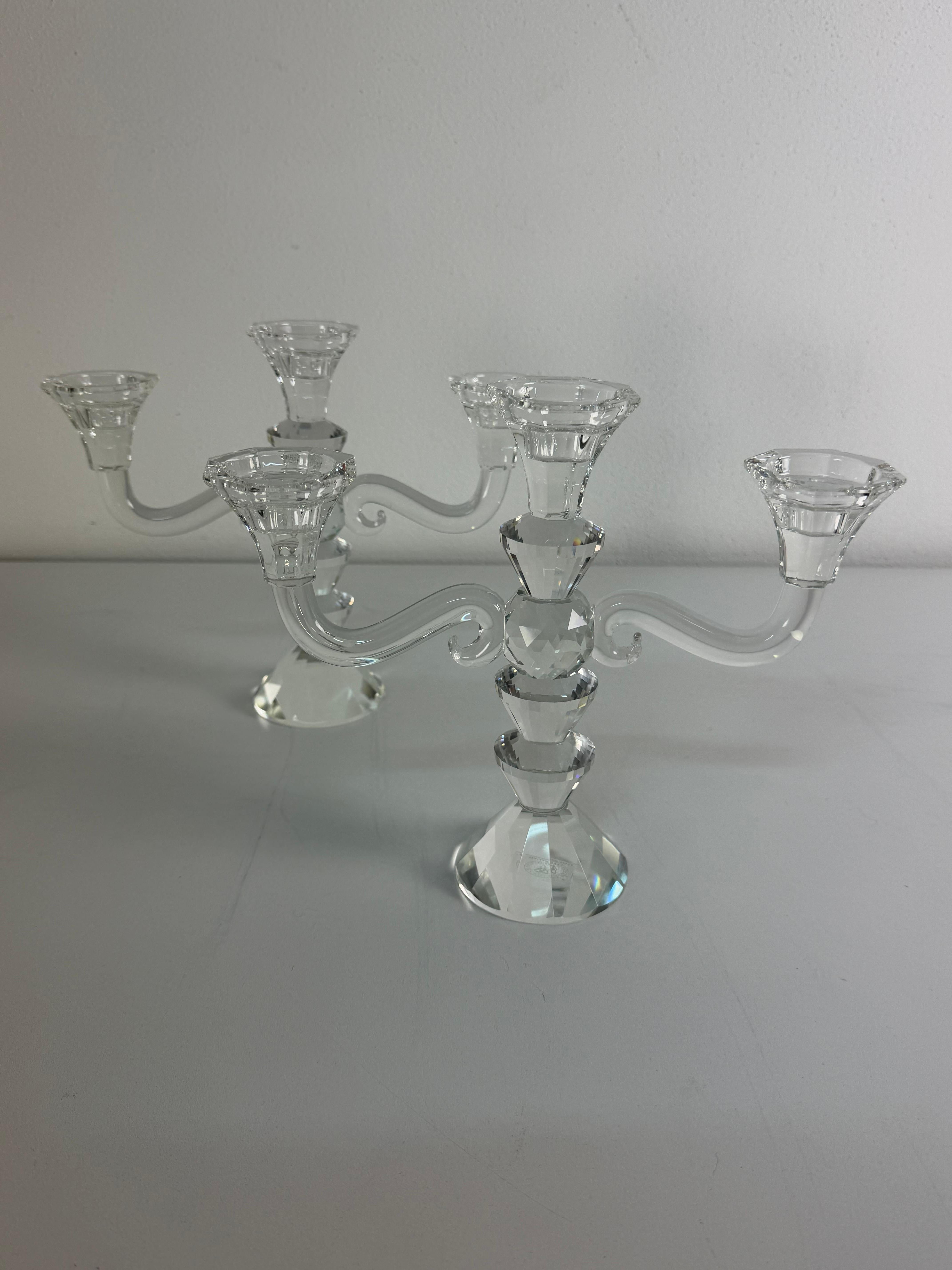 Set di due candelabri a tre luci in cristallo sfaccettato, con scatole regalo, anni '80 In condizioni ottime in vendita a Palermo, IT