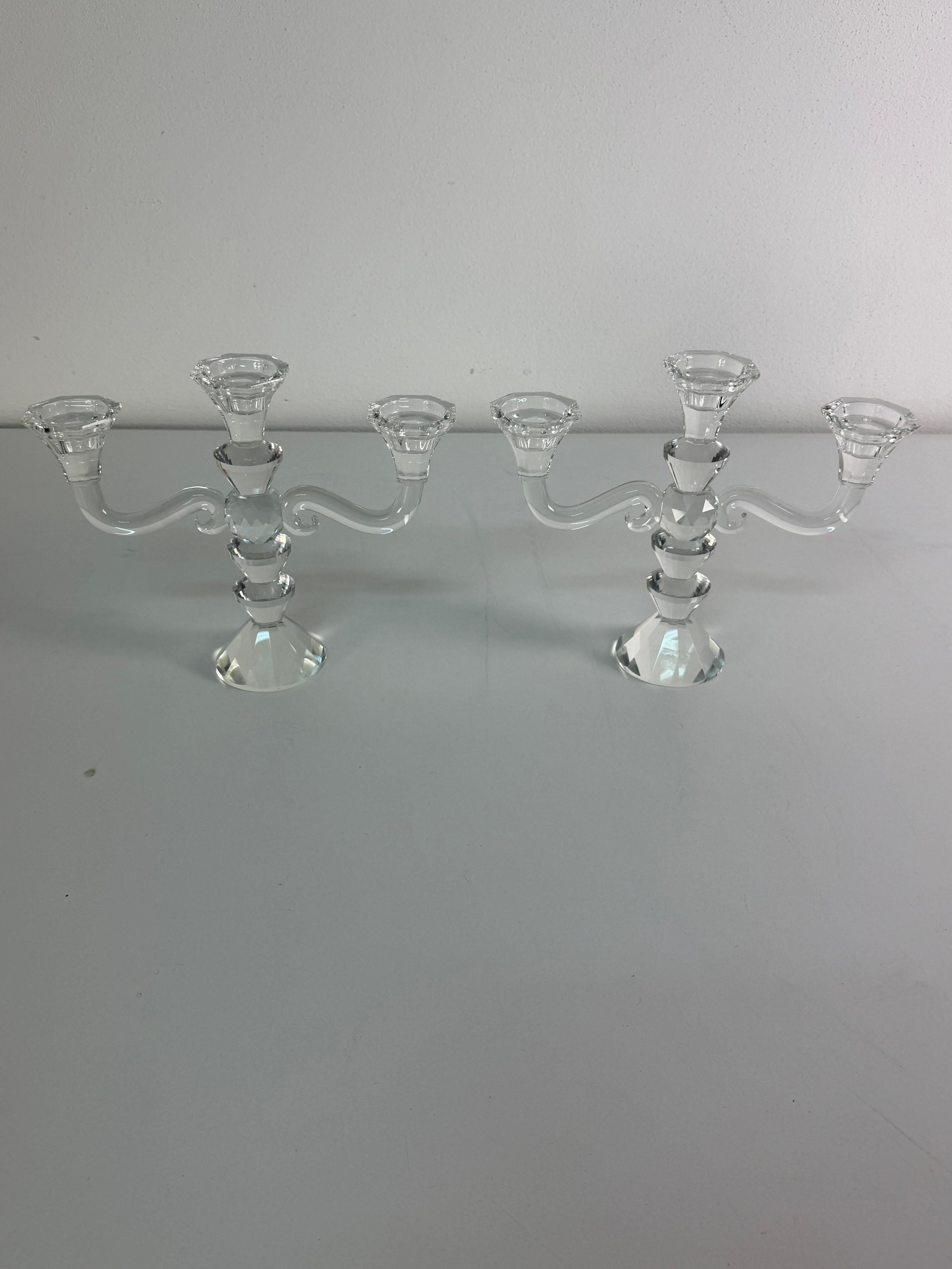 Fine XX secolo Set di due candelabri a tre luci in cristallo sfaccettato, con scatole regalo, anni '80 in vendita
