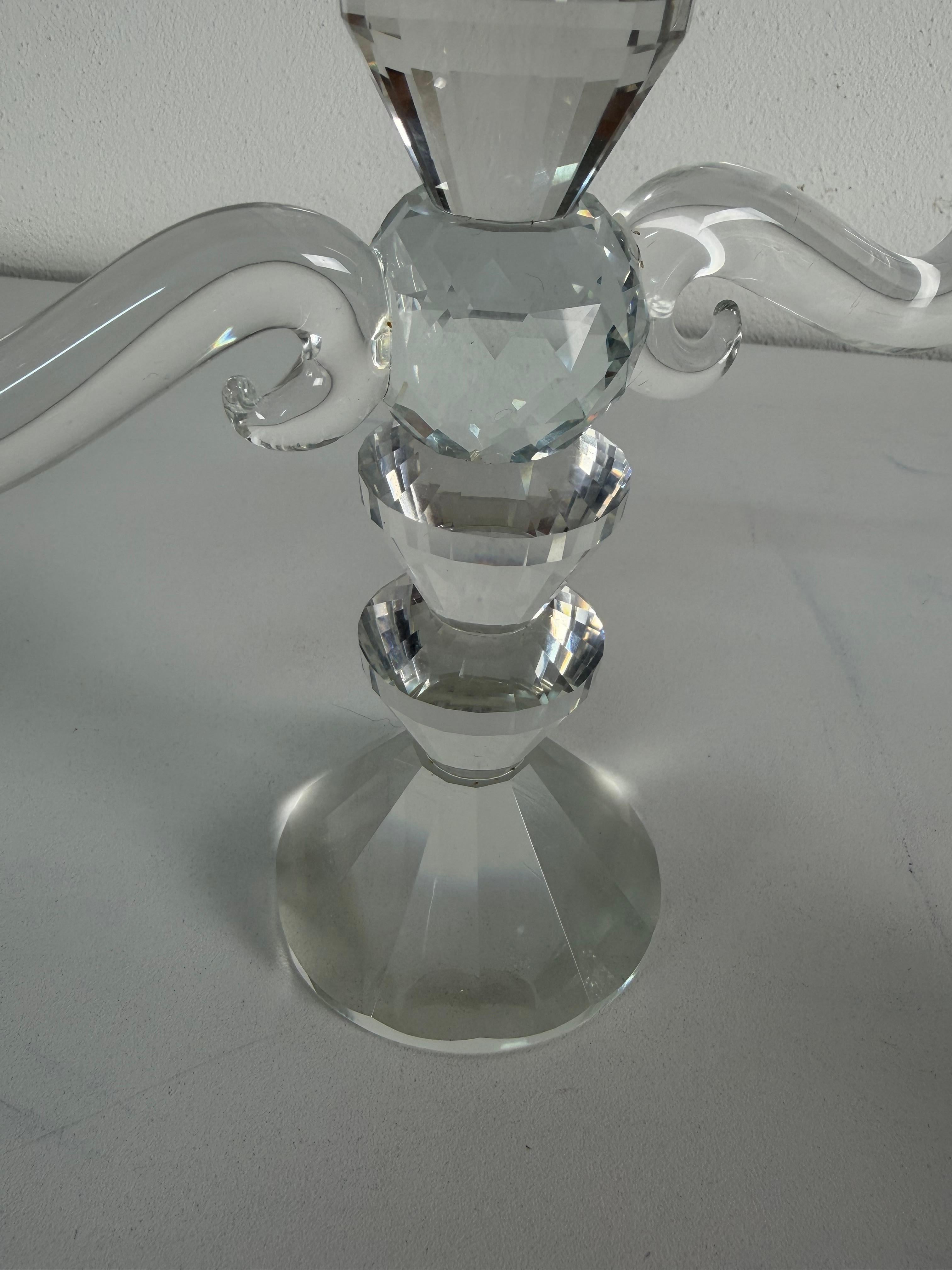 Cristallo Set di due candelabri a tre luci in cristallo sfaccettato, con scatole regalo, anni '80 in vendita