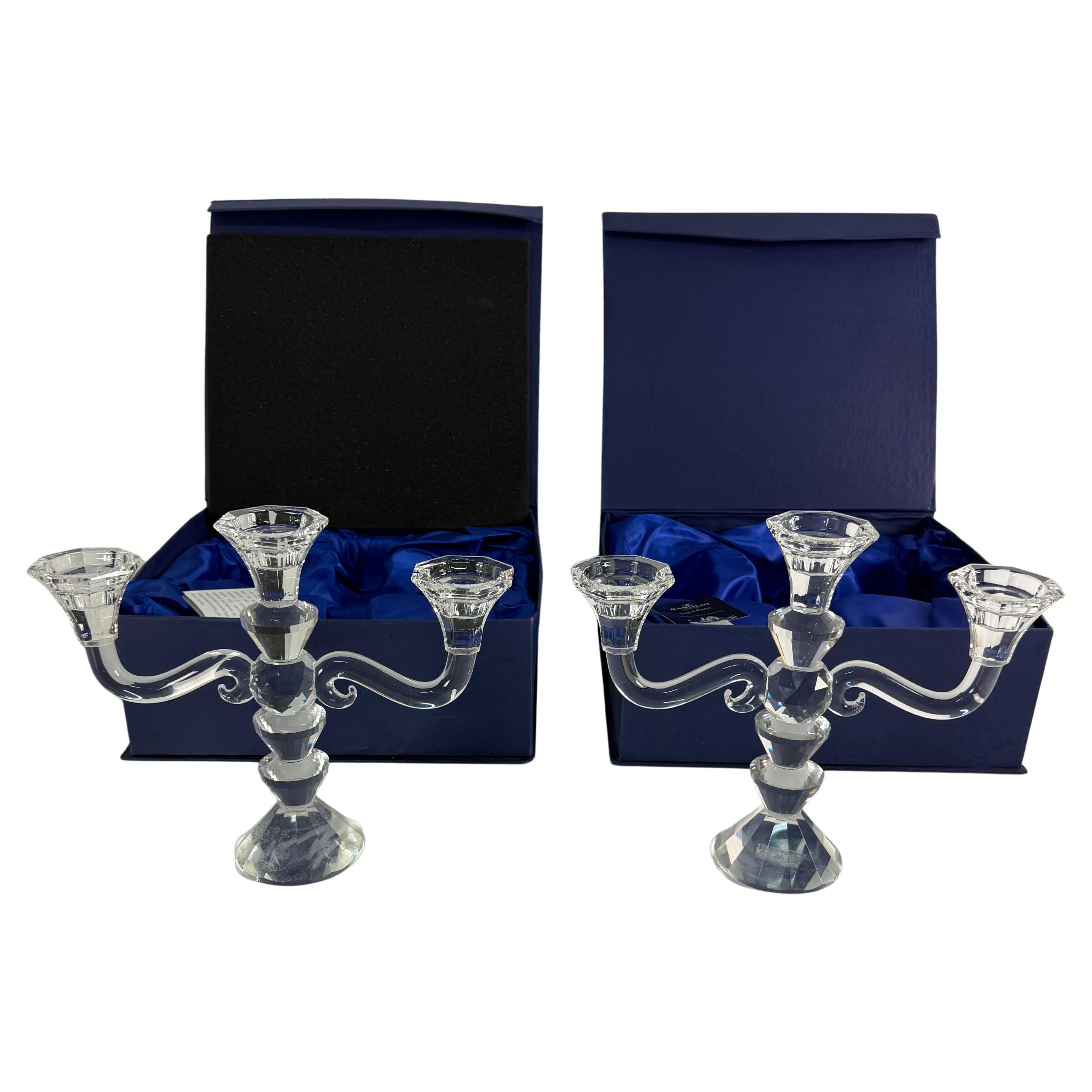 Set di due candelabri a tre luci in cristallo sfaccettato, con scatole regalo, anni 
80 in vendita