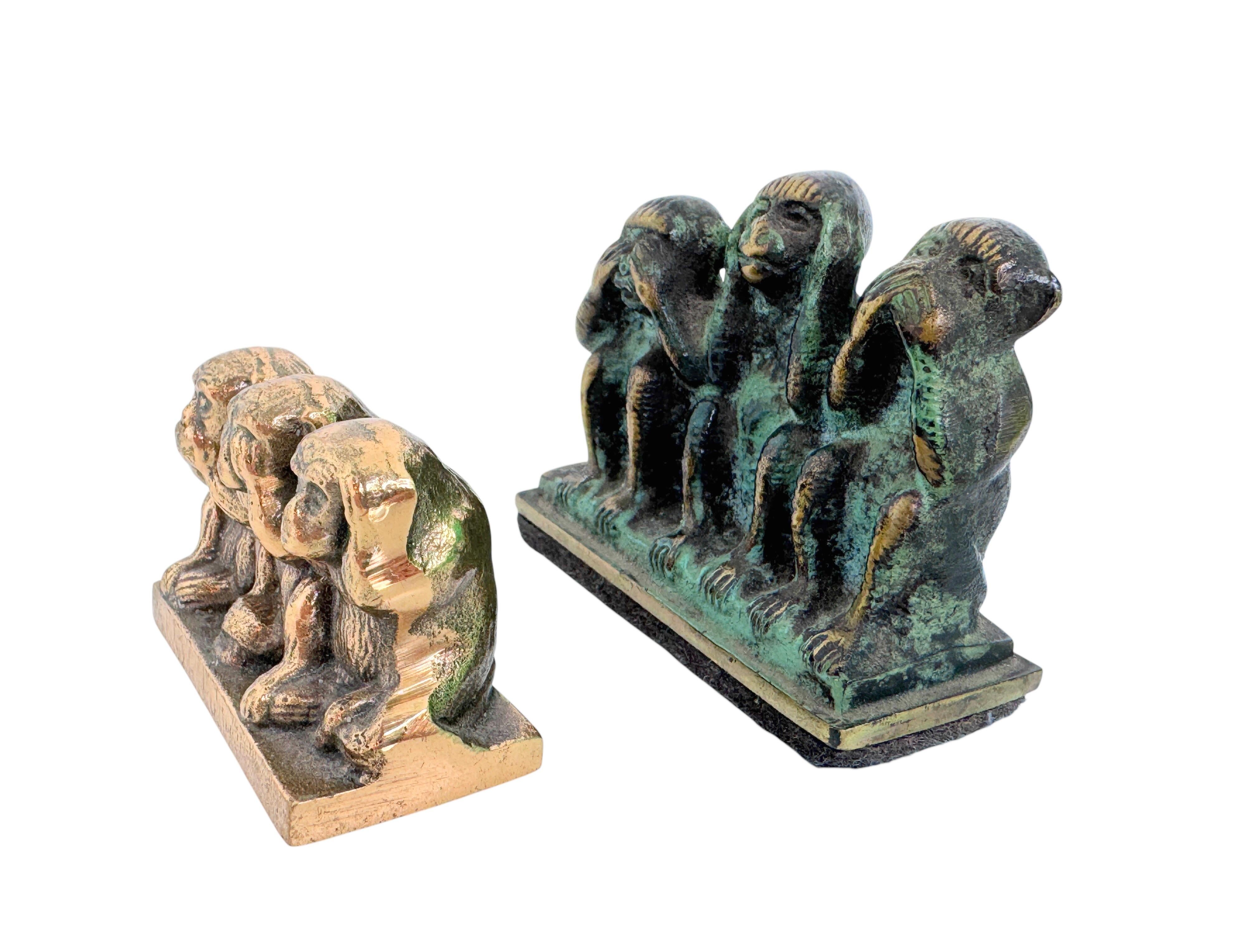 Un set di due sculture decorative in miniatura. Alcuni segni di usura con una bella patina, ma si tratta di vecchiaia. In metallo, credo che uno sia in bronzo e l'altro in ottone. È stato trovato in una vendita immobiliare a Norimberga, in Germania,