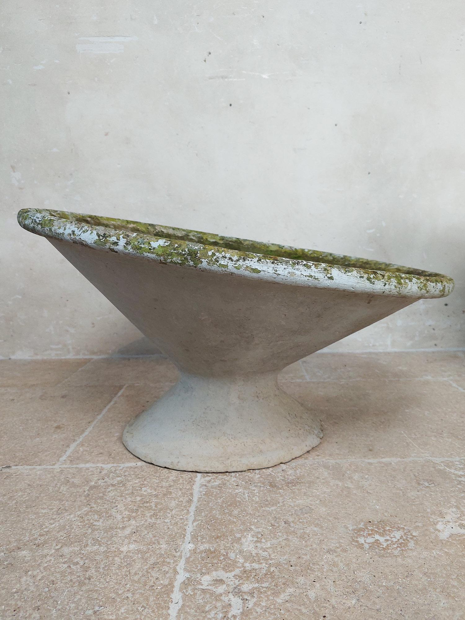 Set of Two Tilted Concrete Planters by the Swiss Architect Willy Guhl 1950s For Sale 4