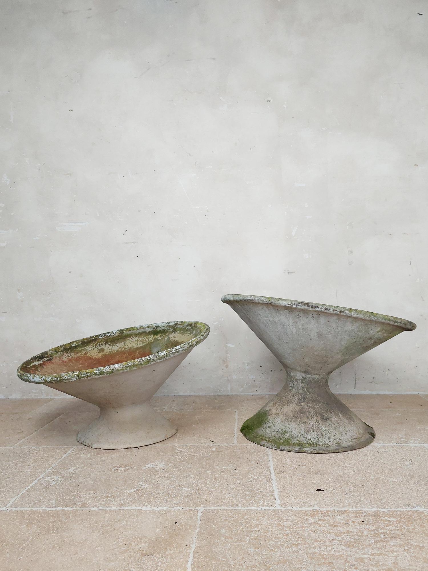 Set of Two Tilted Concrete Planters by the Swiss Architect Willy Guhl 1950s 12