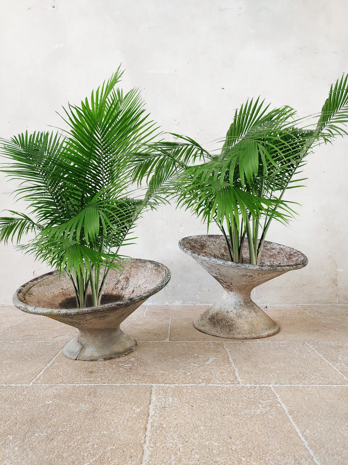 Mid-Century Modern Set of Two Tilted Concrete Planters by the Swiss Architect Willy Guhl 1950s