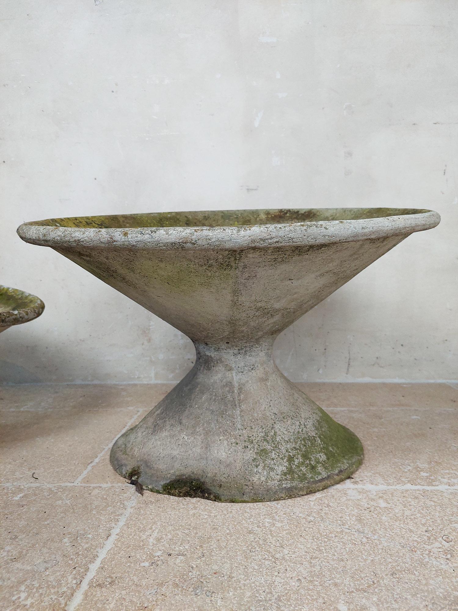 Set of Two Tilted Concrete Planters by the Swiss Architect Willy Guhl 1950s In Good Condition For Sale In Baambrugge, NL