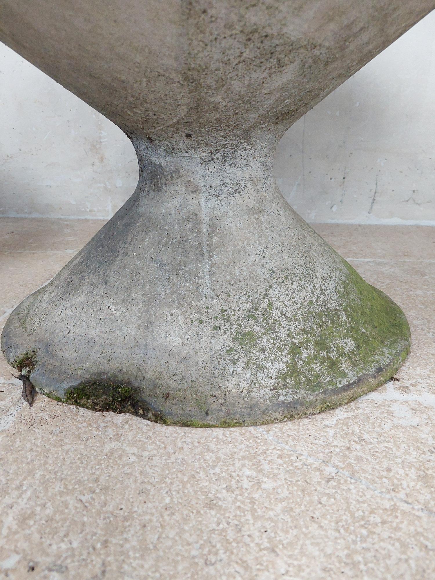 Mid-20th Century Set of Two Tilted Concrete Planters by the Swiss Architect Willy Guhl 1950s For Sale