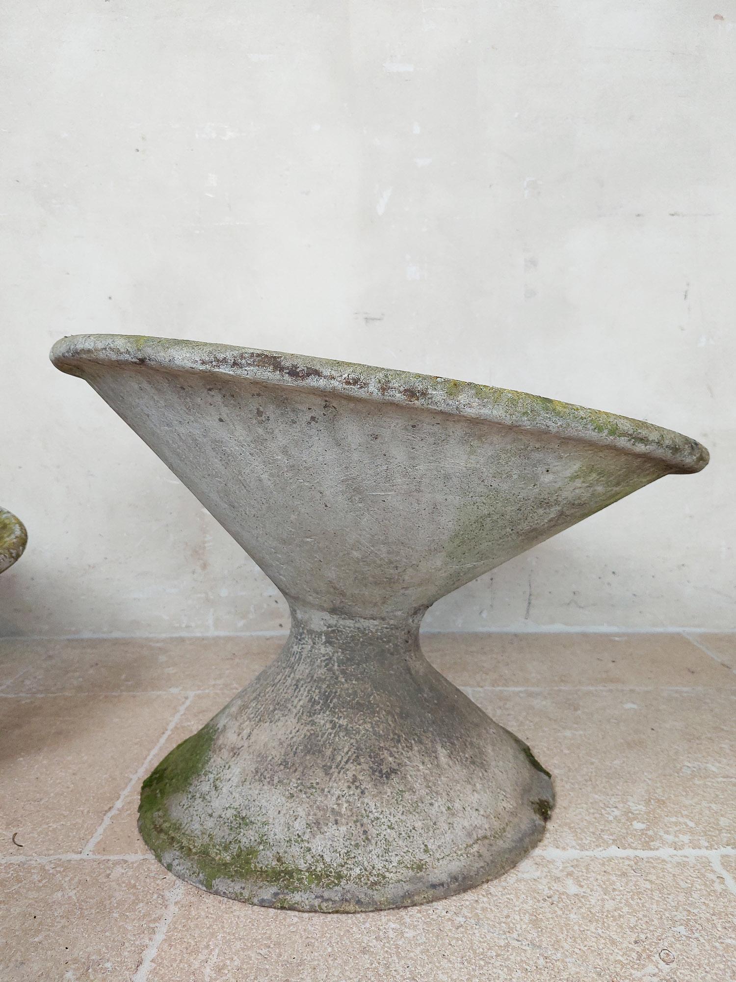 Set of Two Tilted Concrete Planters by the Swiss Architect Willy Guhl 1950s For Sale 3