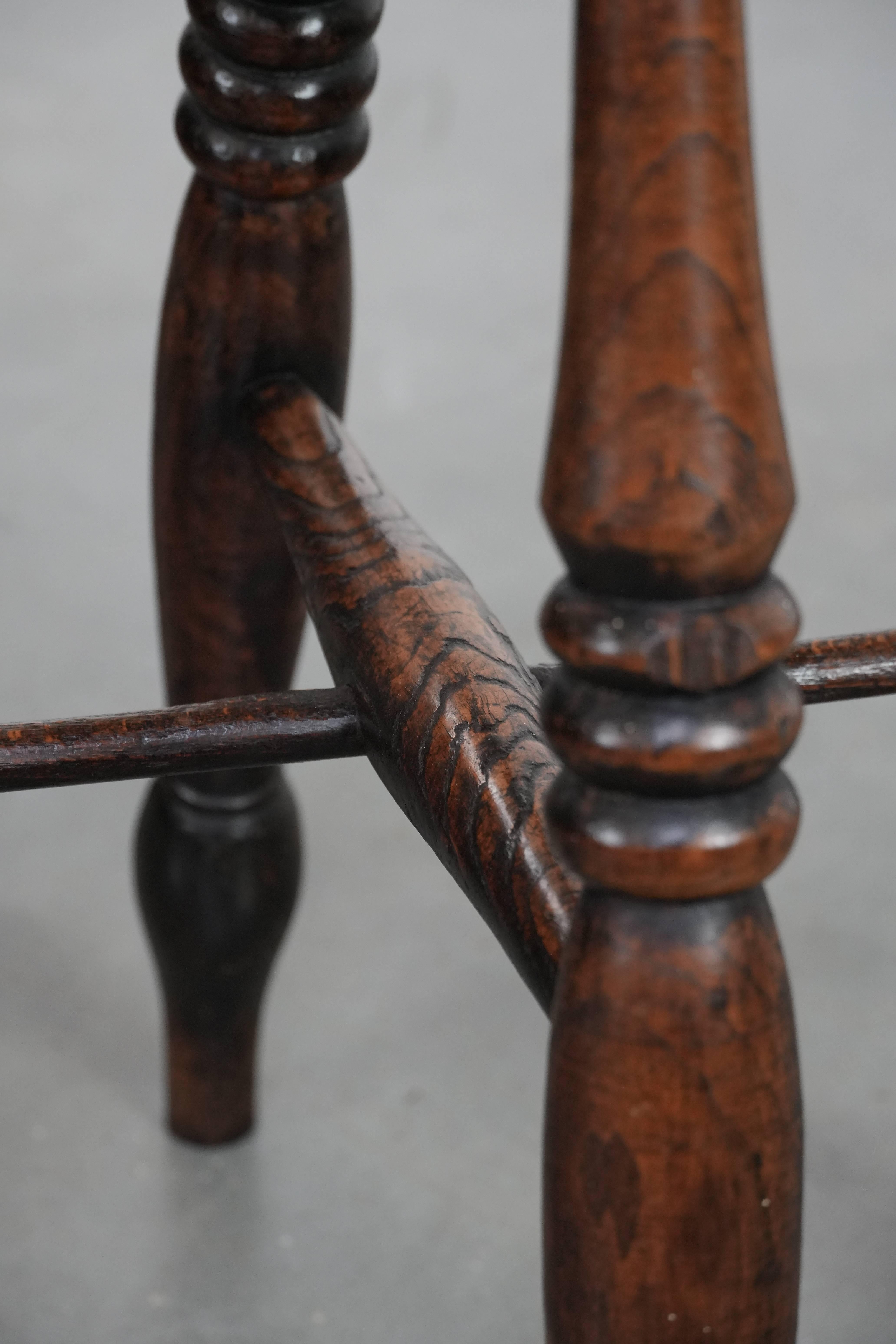 Satz von zwei zeitlosen antiken englischen Windsor-Hockern aus dem 18. im Angebot 4