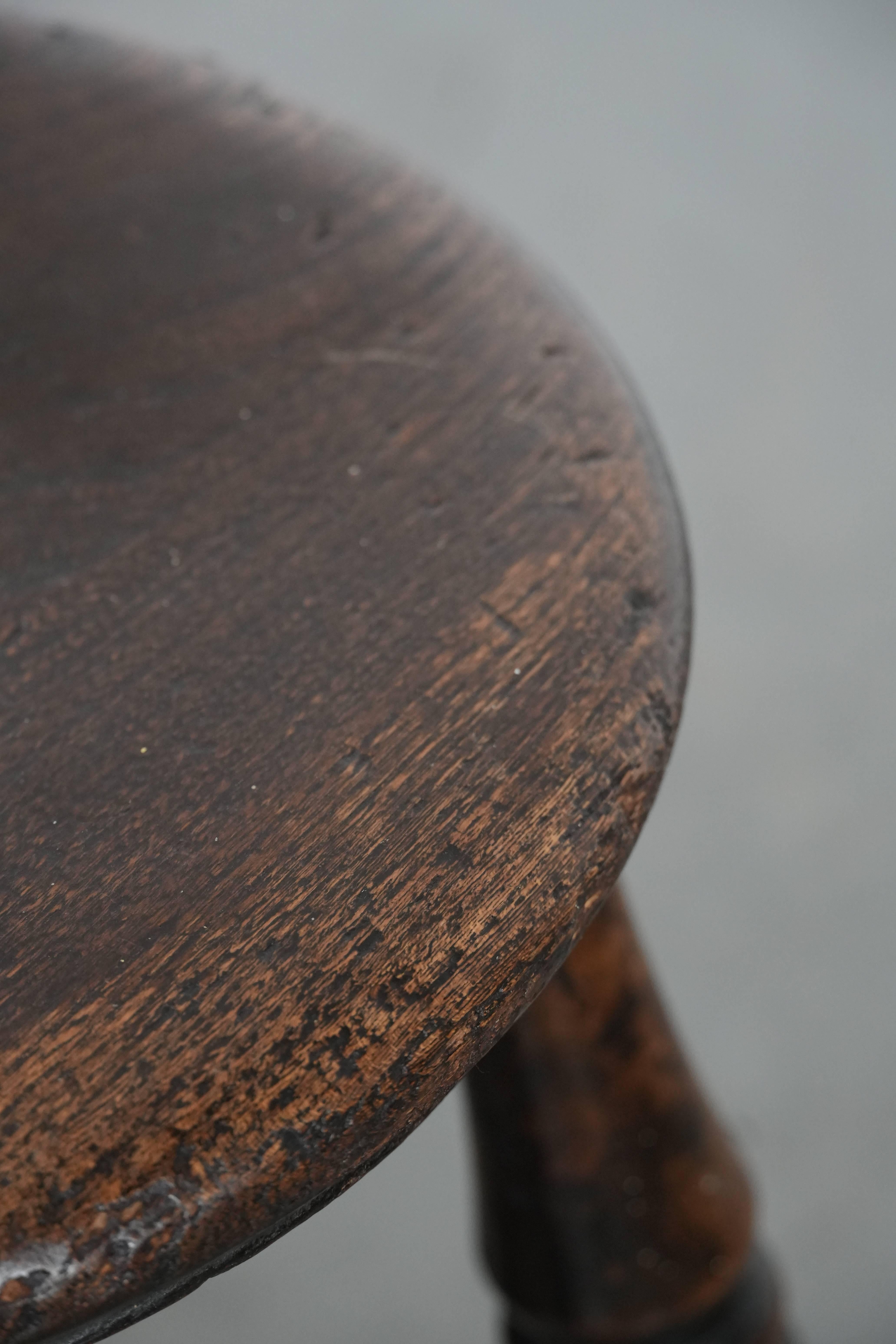 Satz von zwei zeitlosen antiken englischen Windsor-Hockern aus dem 18. im Angebot 5