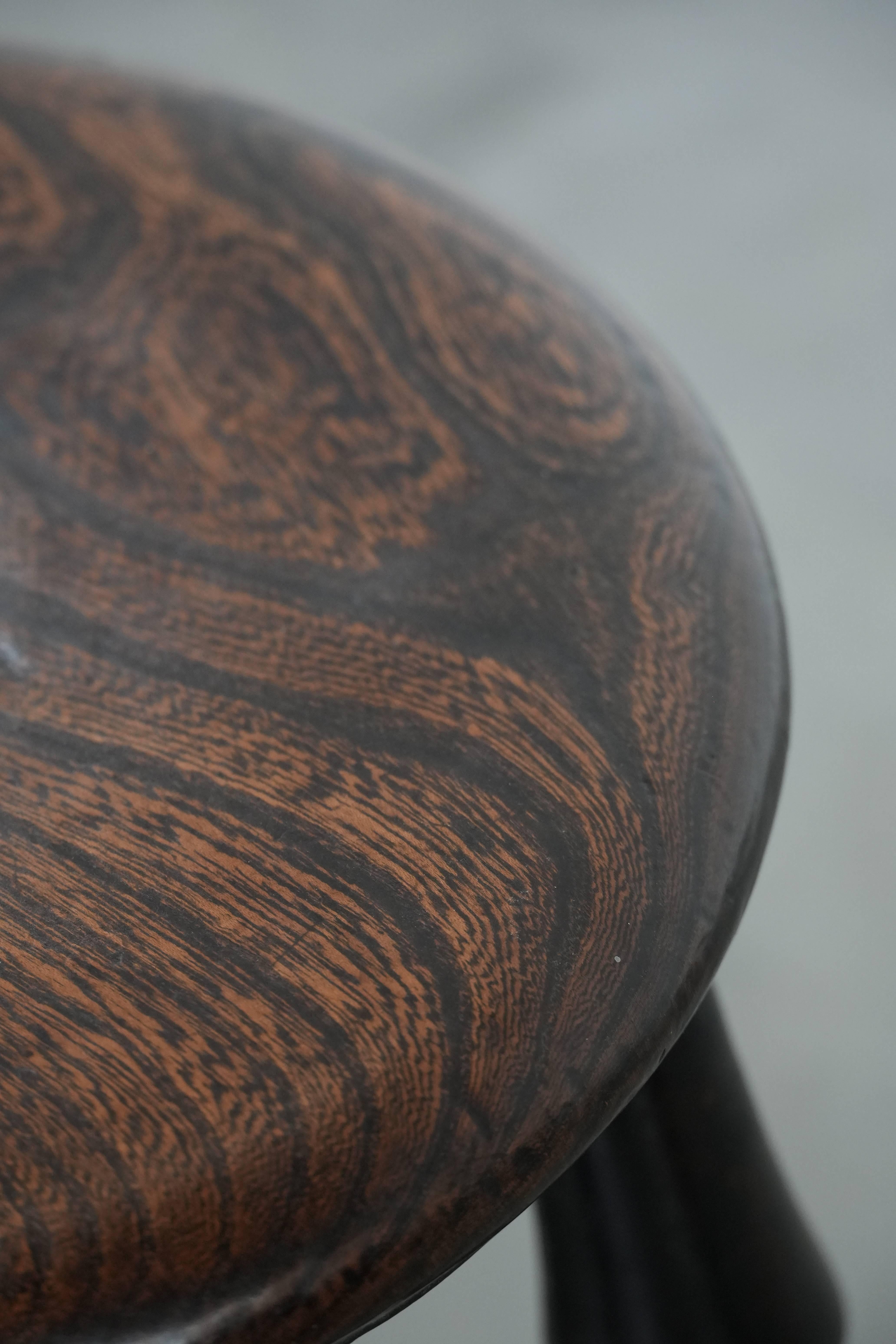 Satz von zwei zeitlosen antiken englischen Windsor-Hockern aus dem 18. im Angebot 6