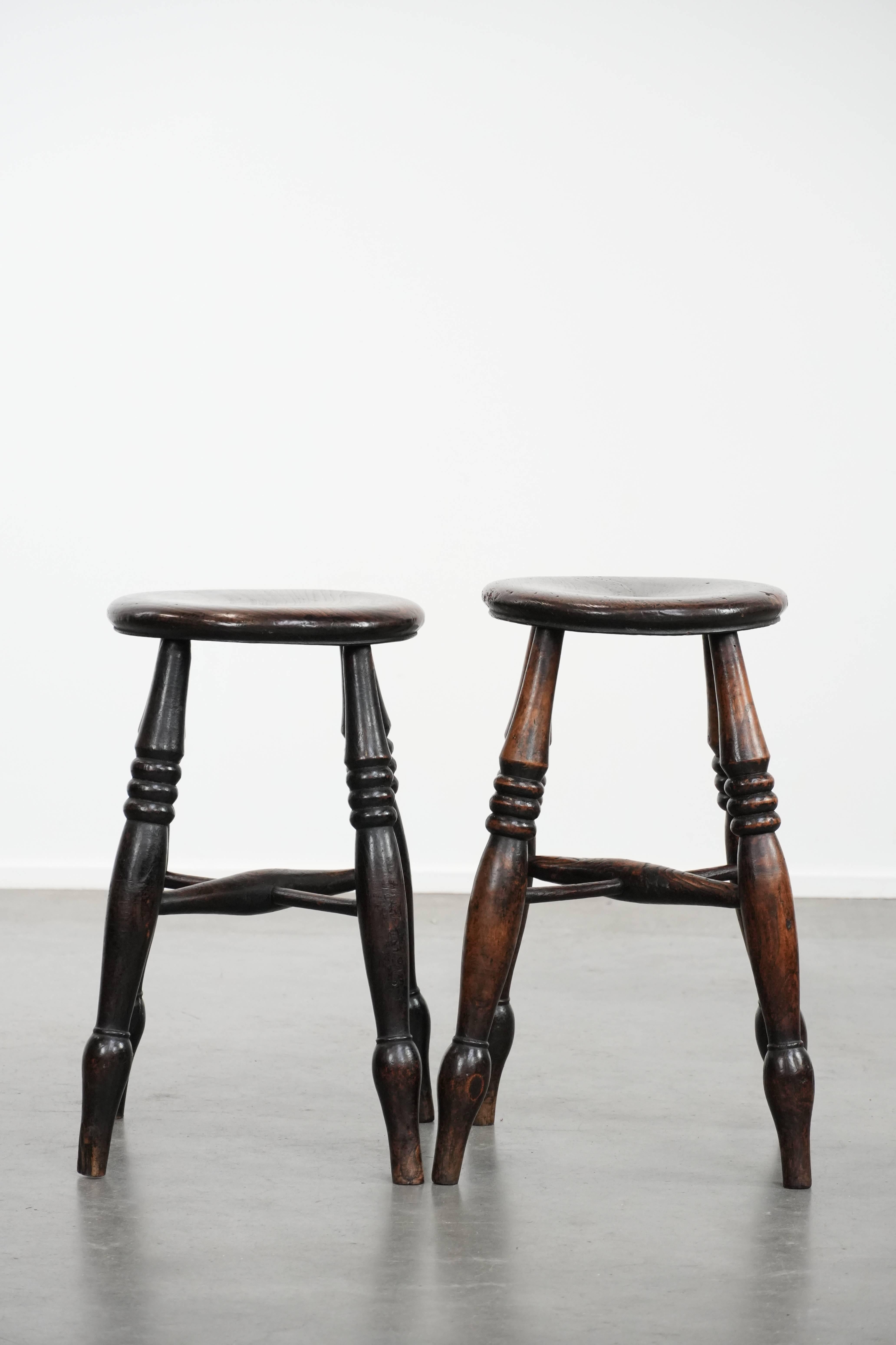 Satz von zwei zeitlosen antiken englischen Windsor-Hockern aus dem 18. (Handgefertigt) im Angebot