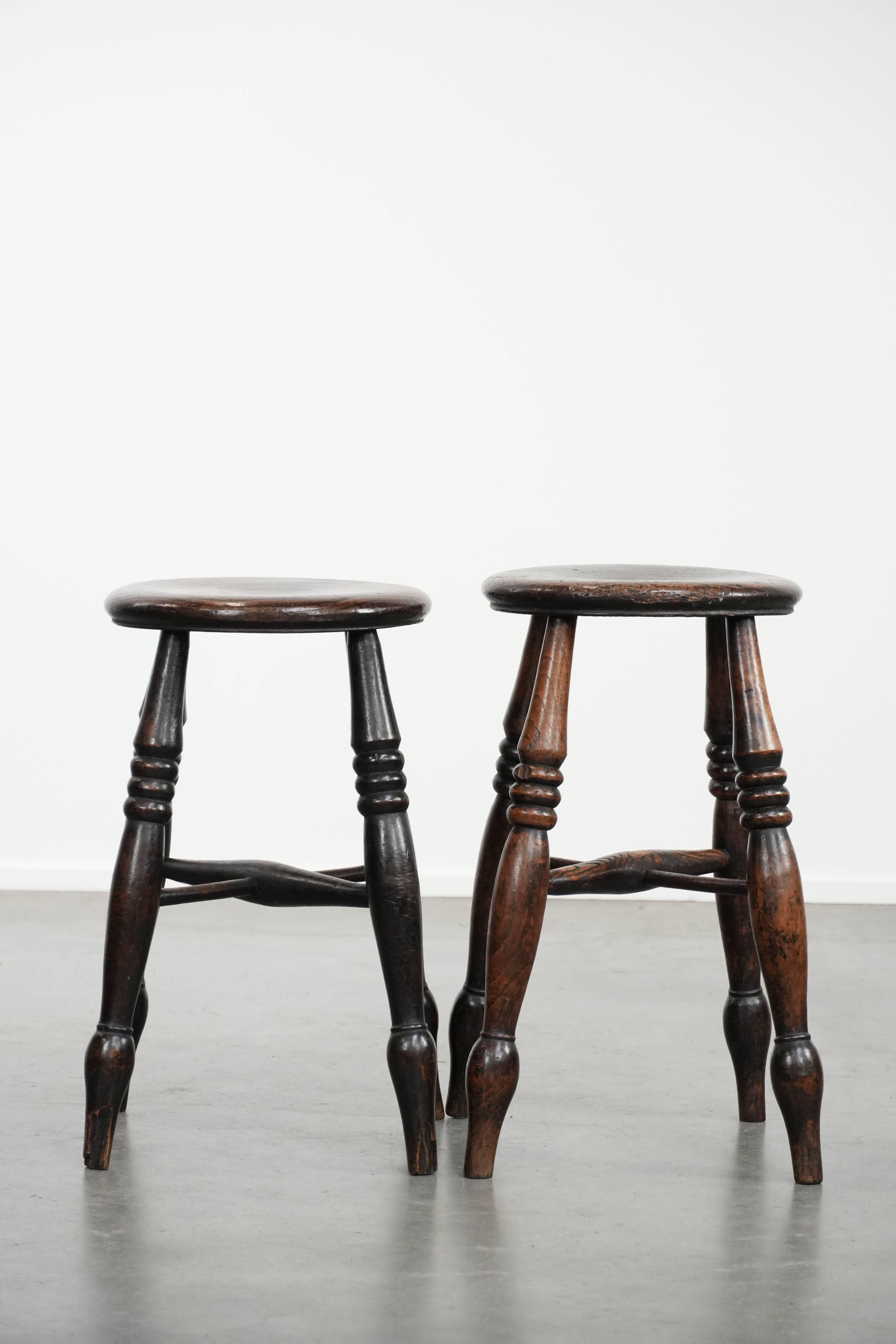 Satz von zwei zeitlosen antiken englischen Windsor-Hockern aus dem 18. im Zustand „Relativ gut“ im Angebot in Harderwijk, NL