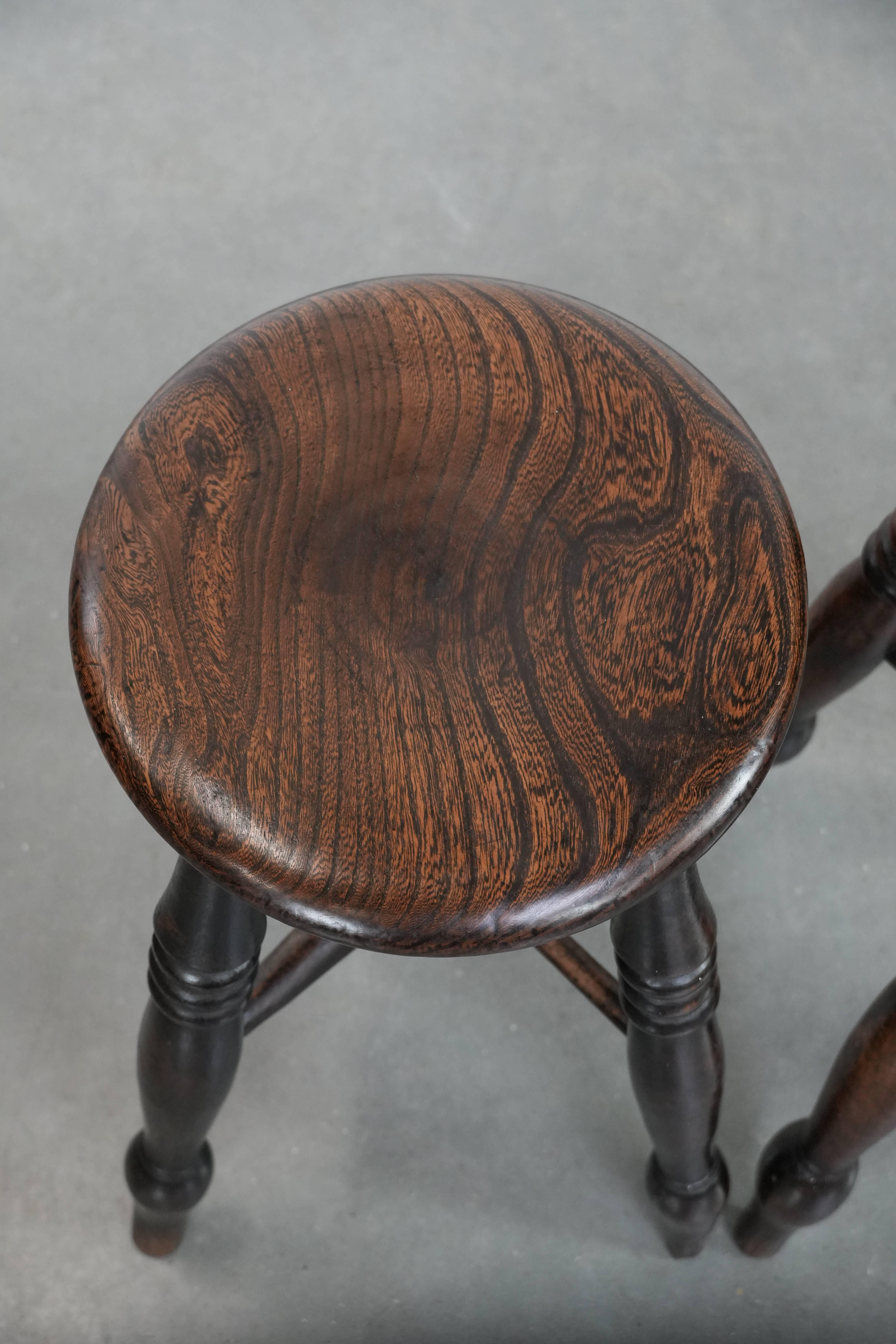 Satz von zwei zeitlosen antiken englischen Windsor-Hockern aus dem 18. (18. Jahrhundert und früher) im Angebot