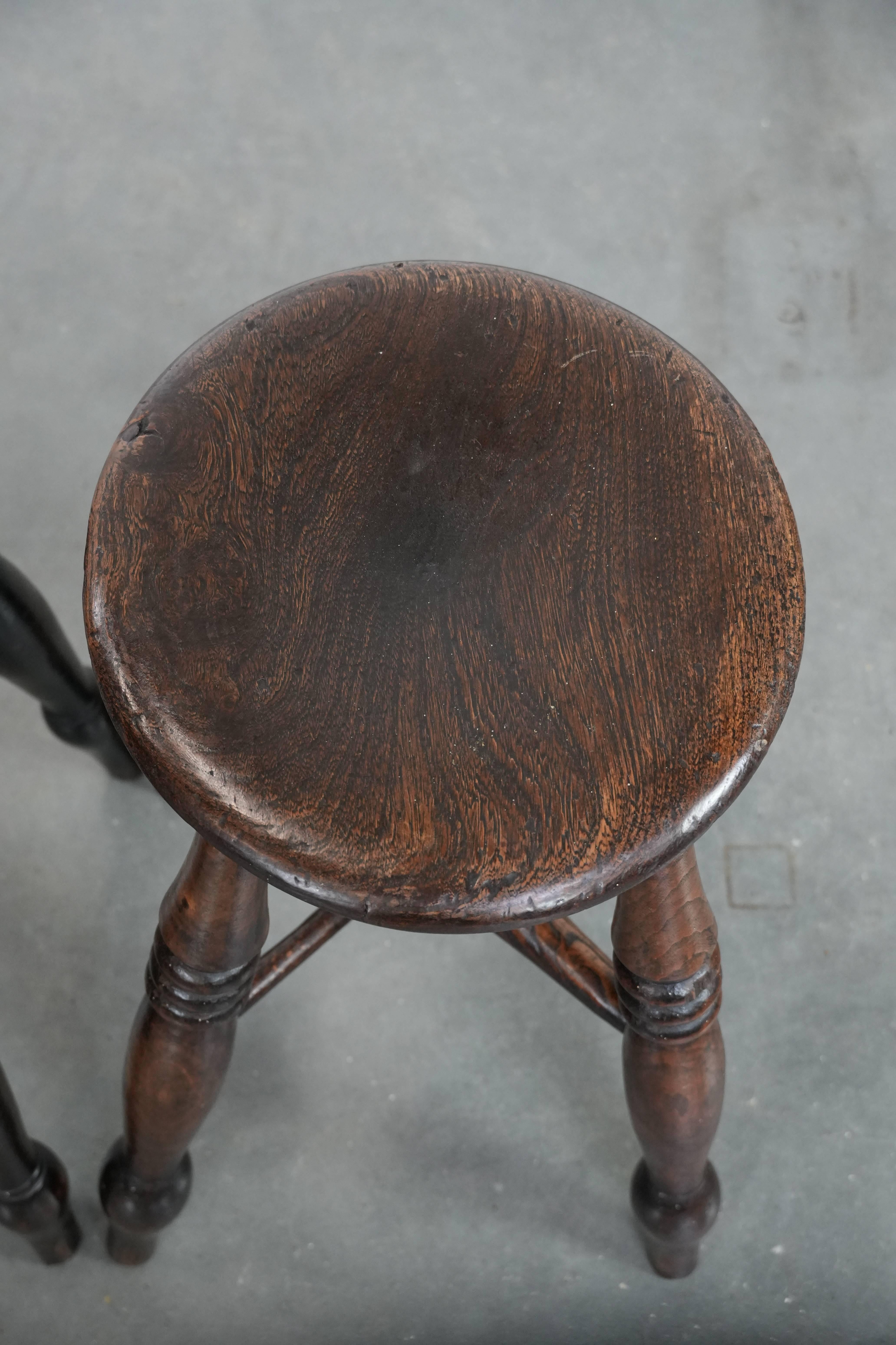 Satz von zwei zeitlosen antiken englischen Windsor-Hockern aus dem 18. (Holz) im Angebot