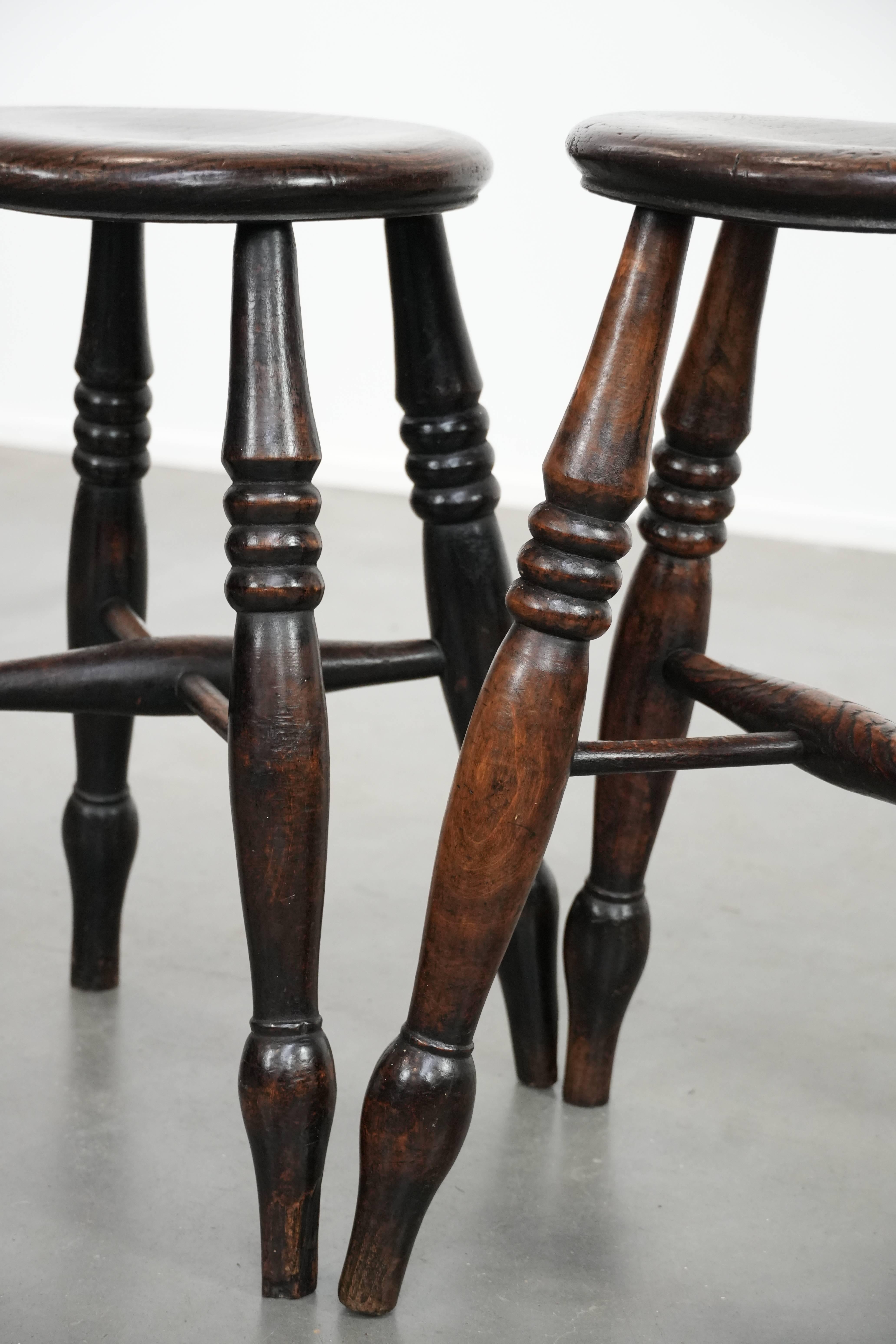 Satz von zwei zeitlosen antiken englischen Windsor-Hockern aus dem 18. im Angebot 1