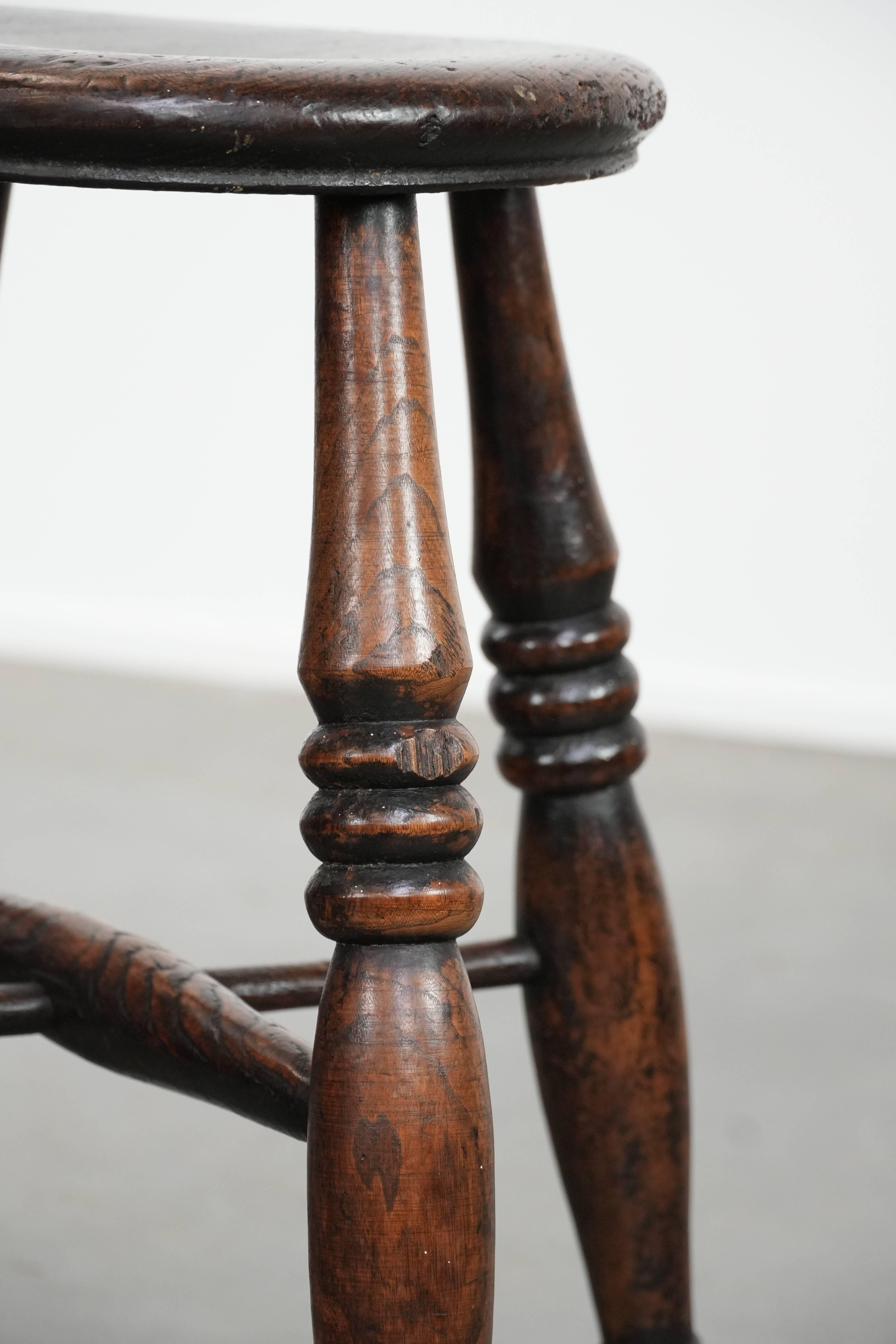 Satz von zwei zeitlosen antiken englischen Windsor-Hockern aus dem 18. im Angebot 2