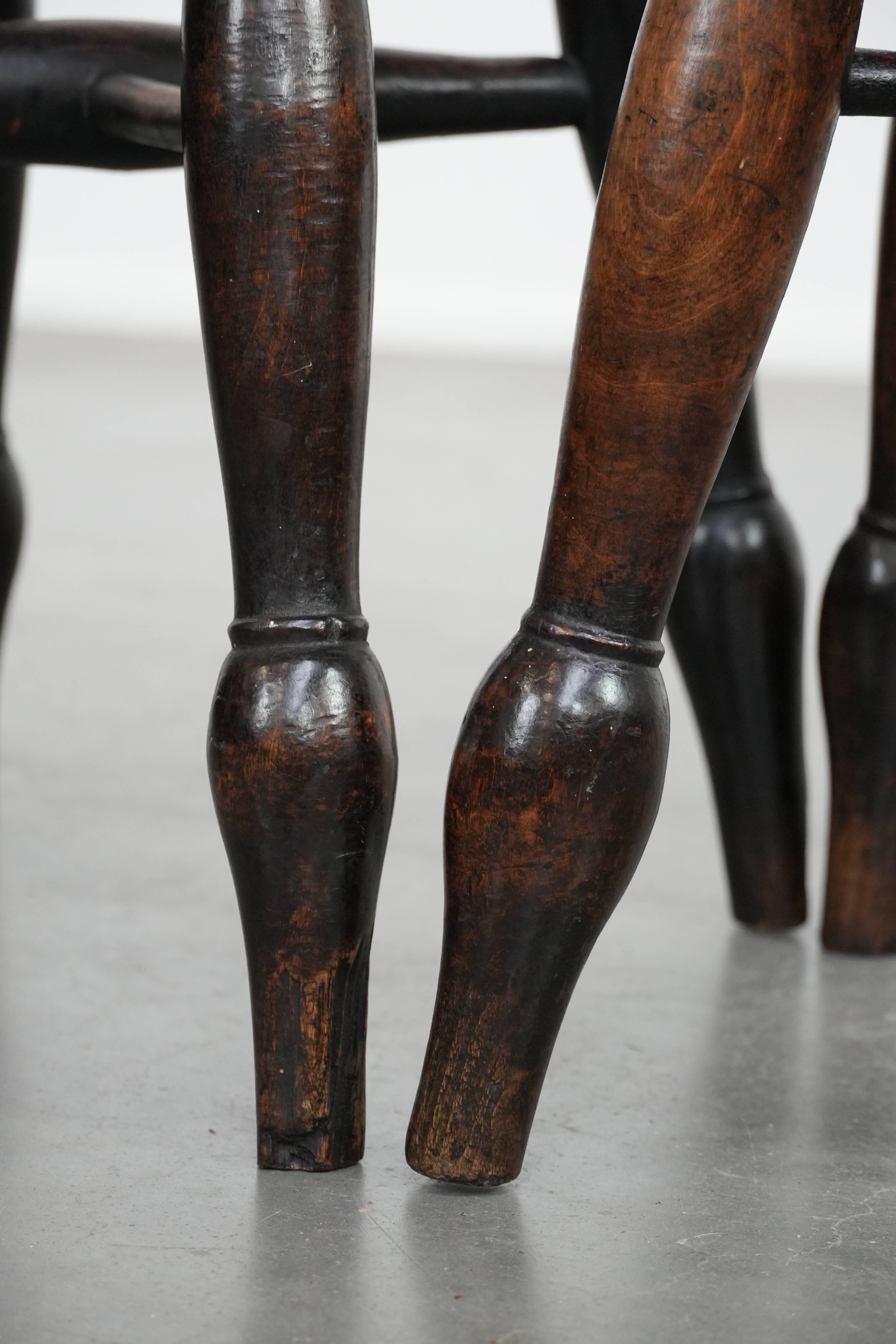 Satz von zwei zeitlosen antiken englischen Windsor-Hockern aus dem 18. im Angebot 3