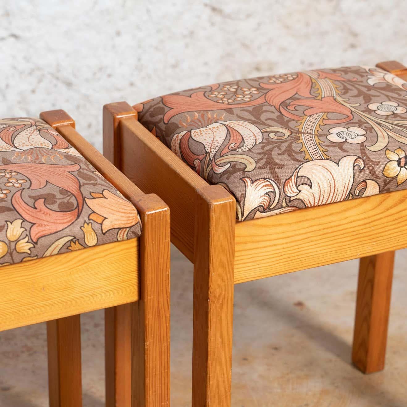 Set of Two Traditional Catalan Pine Stools in Original Fabric, circa 1960 In Good Condition For Sale In Barcelona, Barcelona